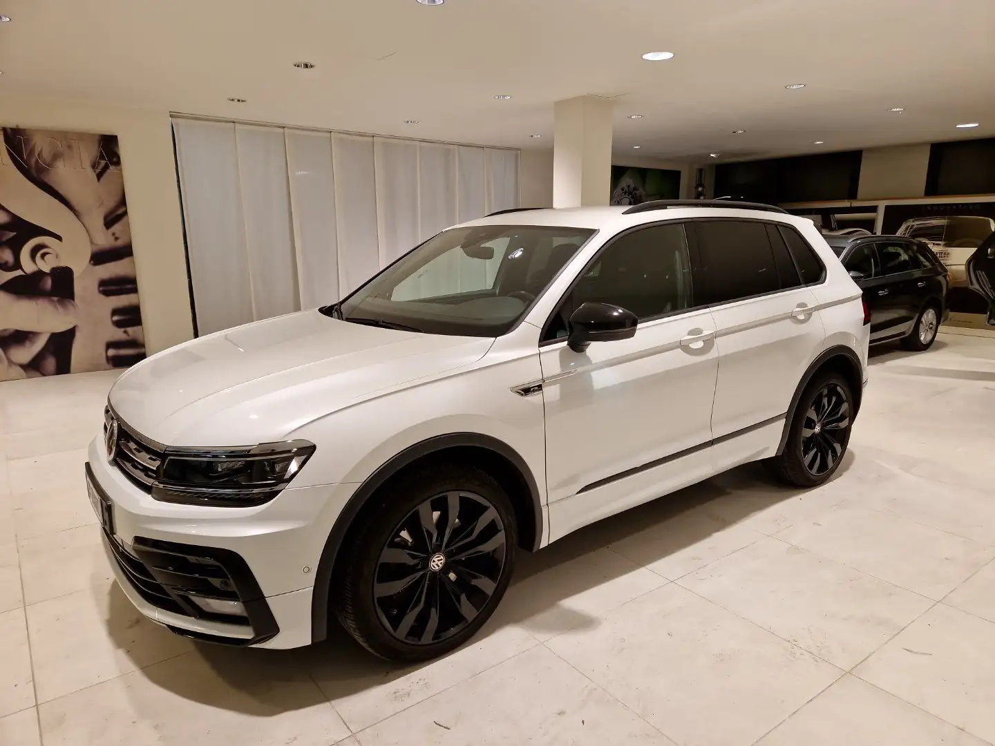 Volkswagen Tiguan 2.0 BiTDI 240cv DSG 4MOTION R-line Pelle Cerchi20” Weiß - 1