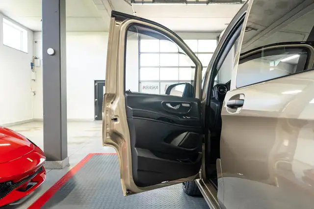 Mercedes-Benz Vito view 11