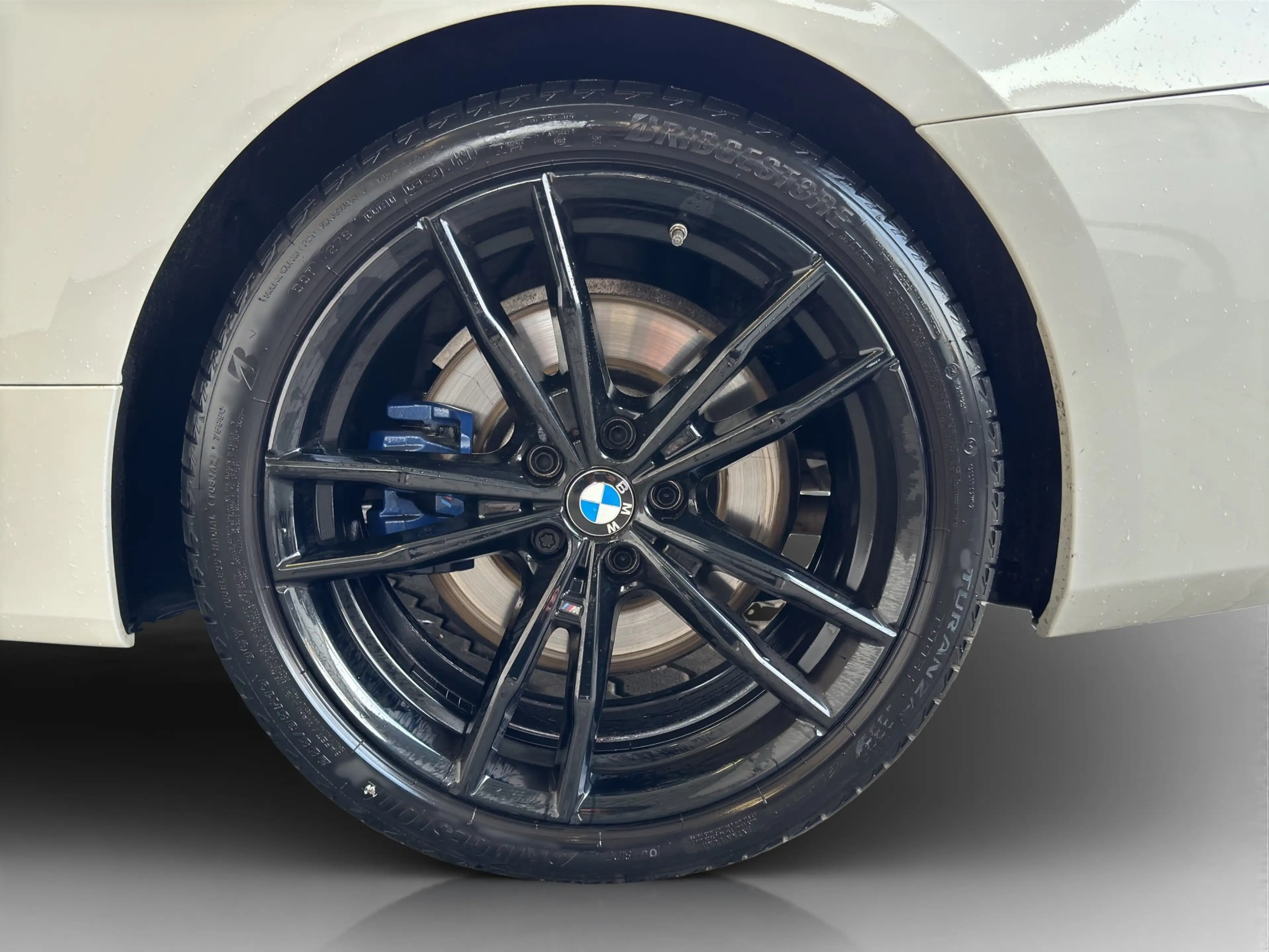 BMW M4 i xDrive Cabrio — photo 11
