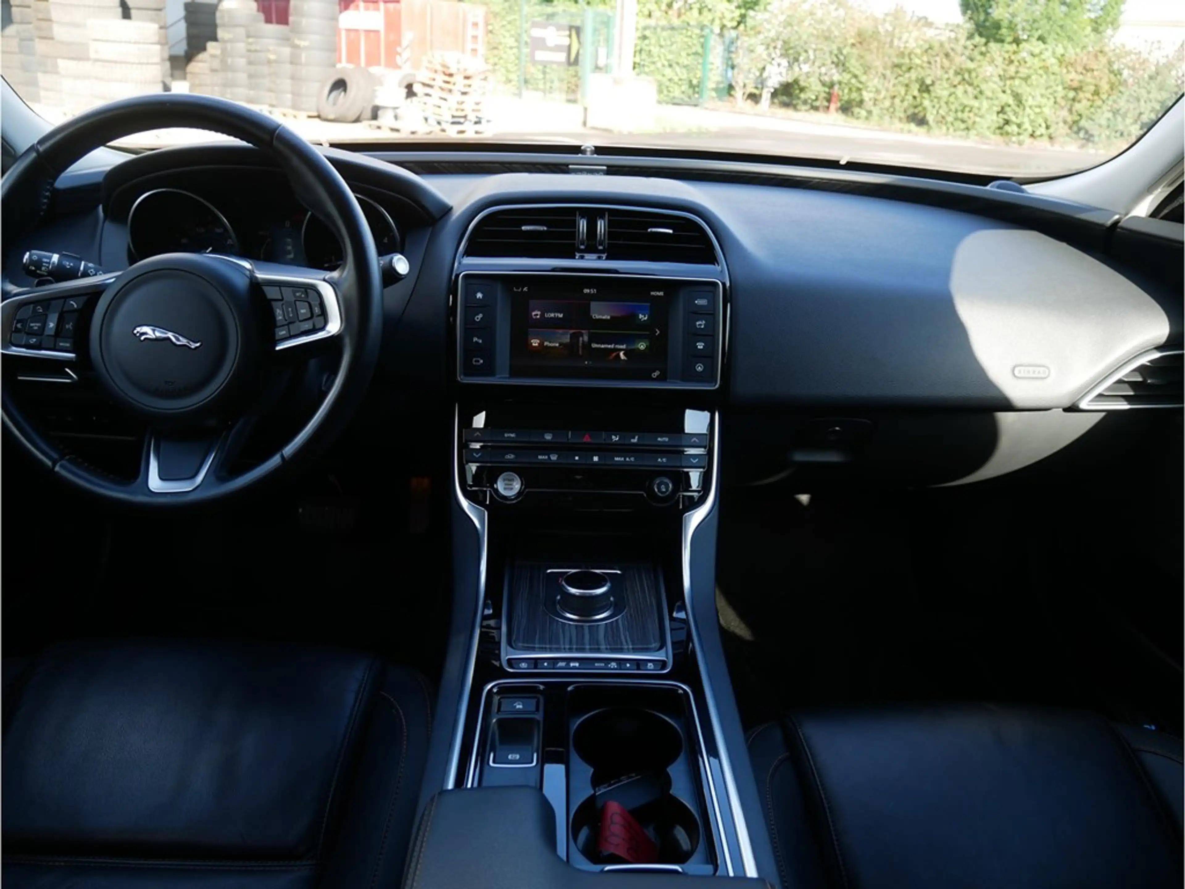 Jaguar XE 2.0D Pure E-Performance AUT 163cv — photo 4