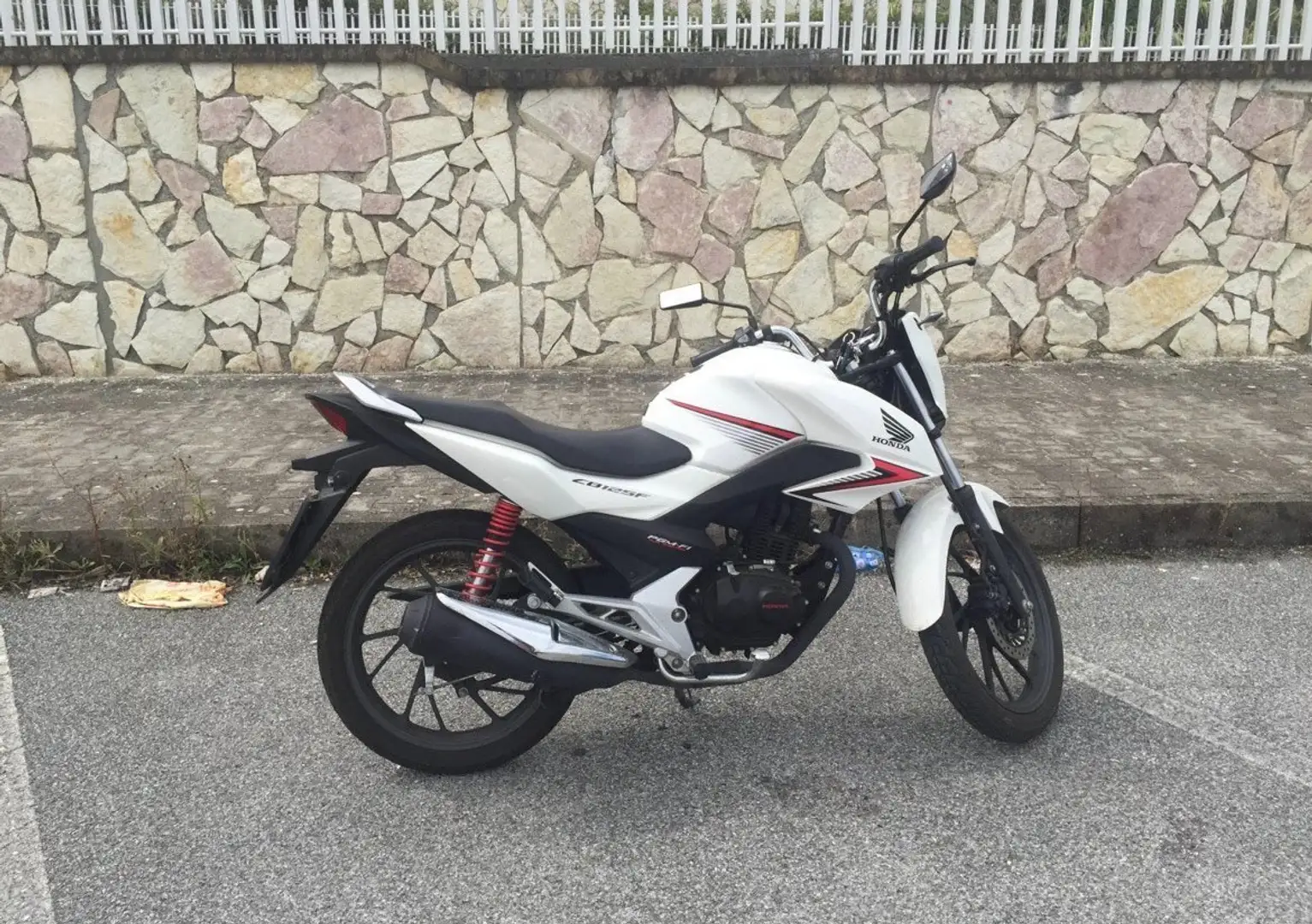 Honda CB 125 2016 White - 1