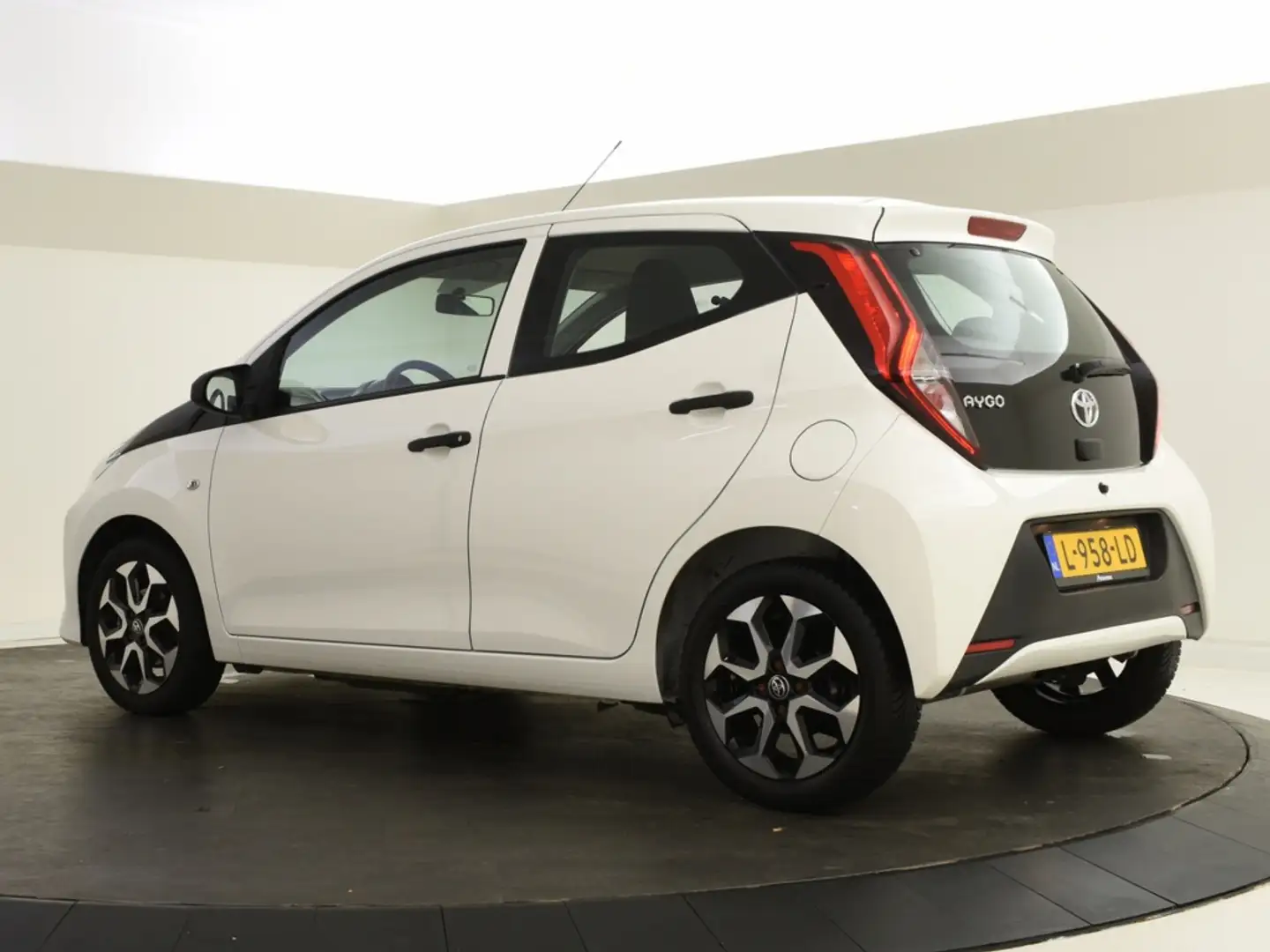 Toyota Aygo 1.0 VVT-i x-fun | LM Velgen Wit - 2