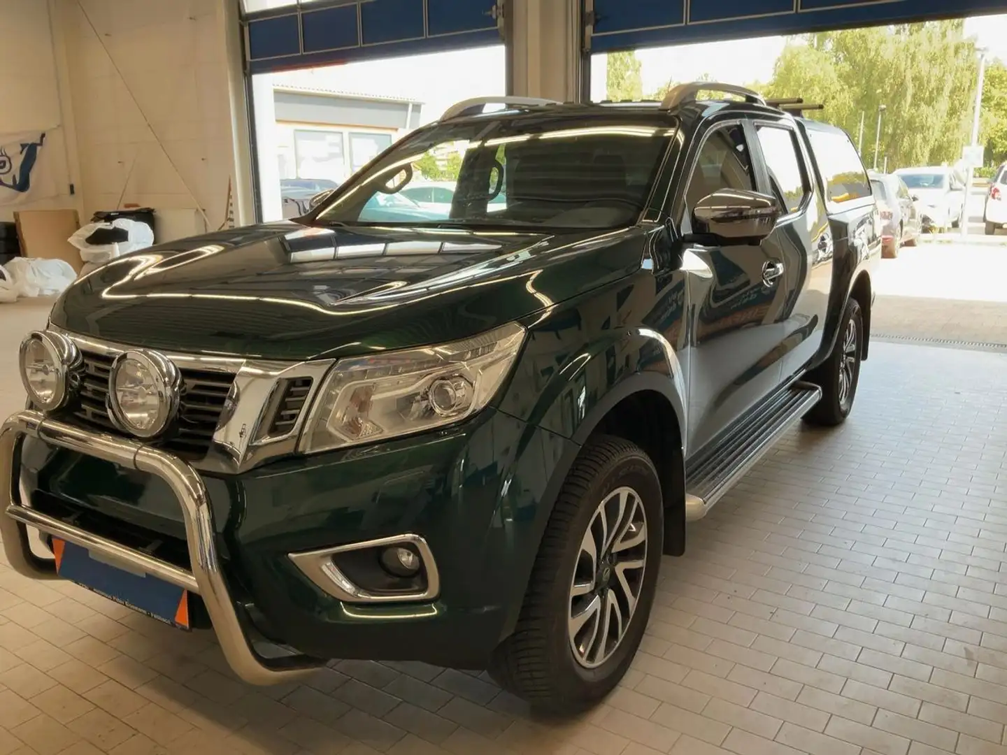 Nissan Navara NP300 DoCa 4x4 Automatik+LED+AHK Grün - 1