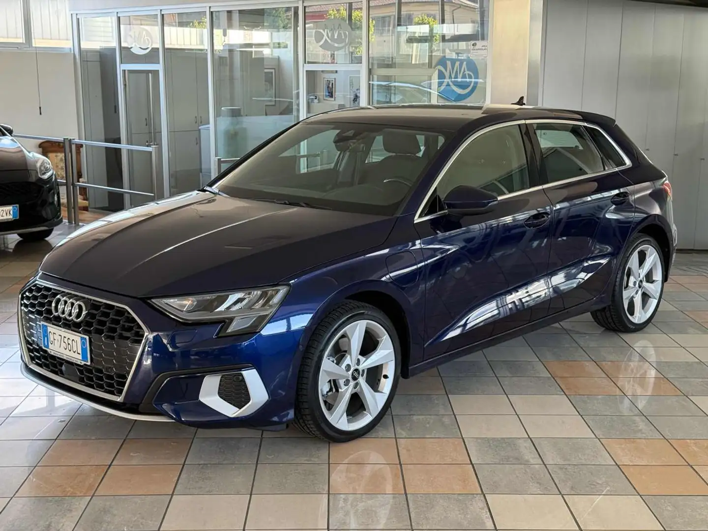Audi A3 SPB 40 TFSI e S tronic Business Advanced Blau - 1