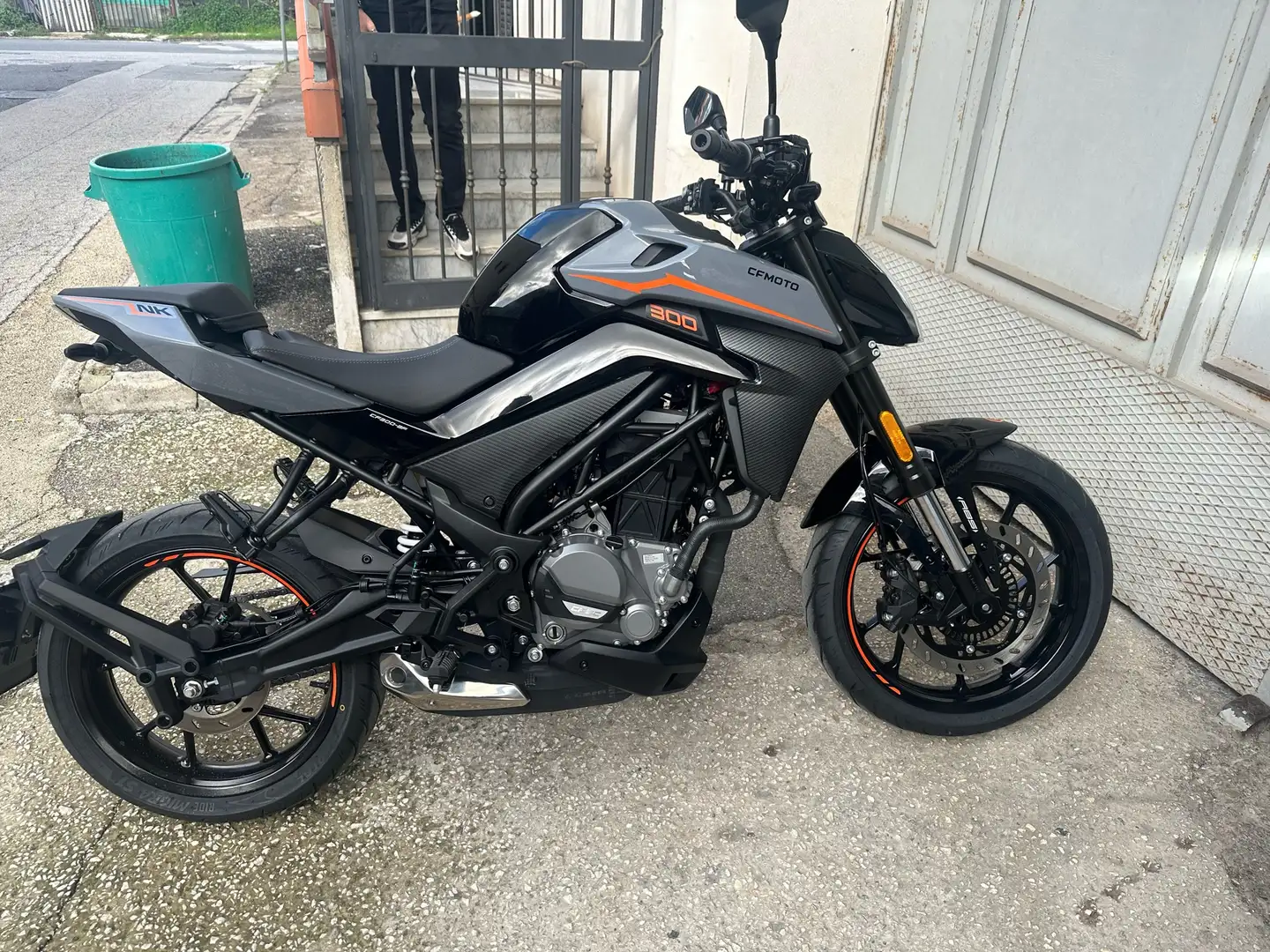 CF Moto 400 NK Grijs - 1