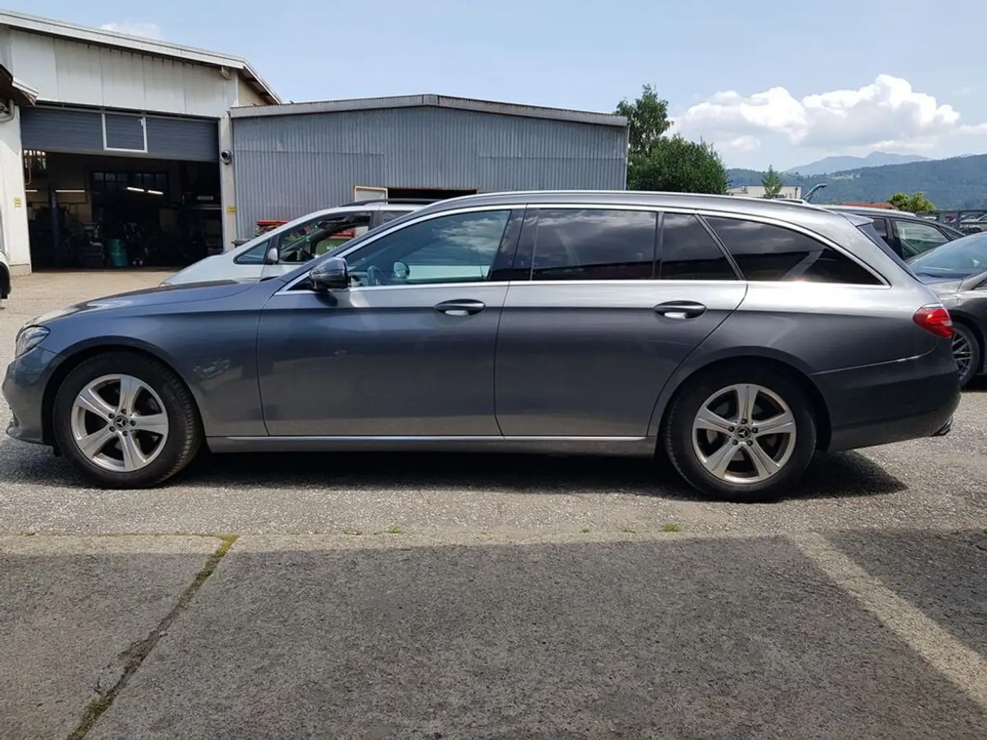 Mercedes-Benz E 220 d 4Matic Avantg. //Multibeam LED/AHV//Pano Grau - 2