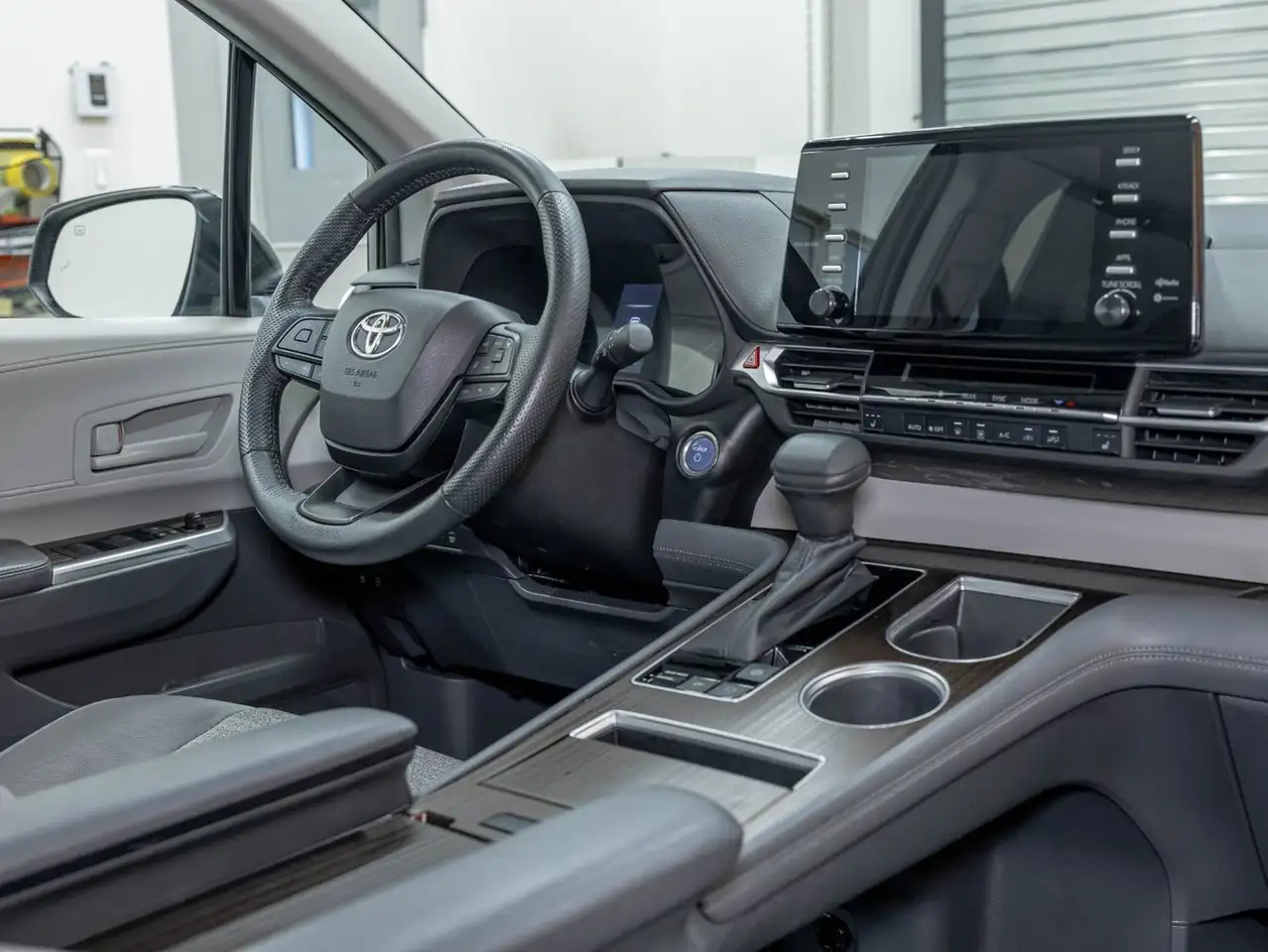 Toyota Sienna снимка Toyota Sienna