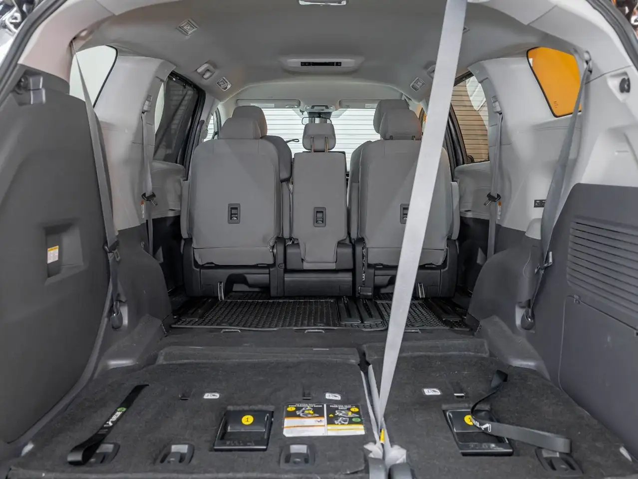 Toyota Sienna снимка Toyota Sienna