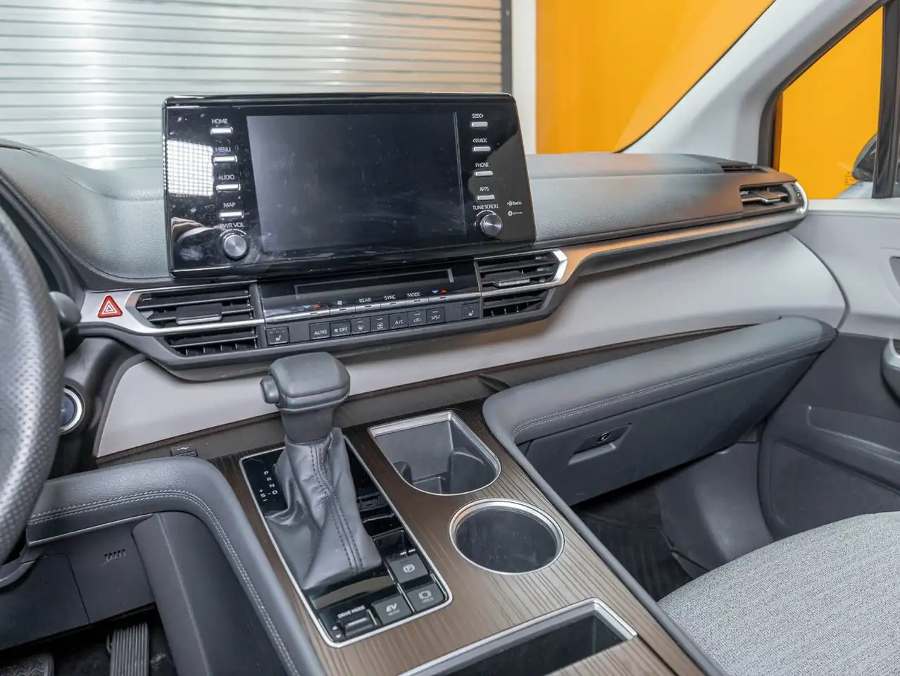 Toyota Sienna снимка Toyota Sienna