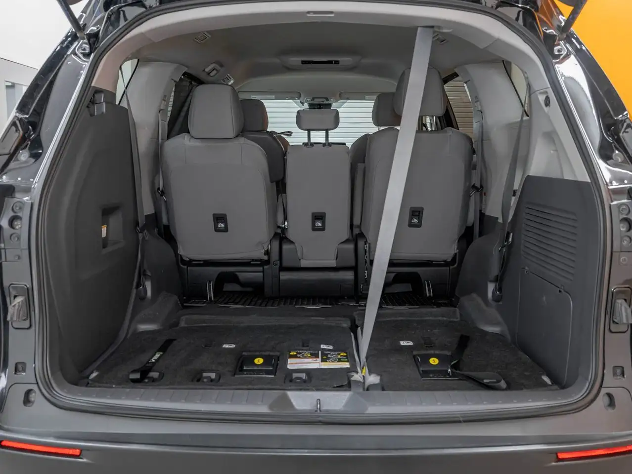 Toyota Sienna снимка Toyota Sienna