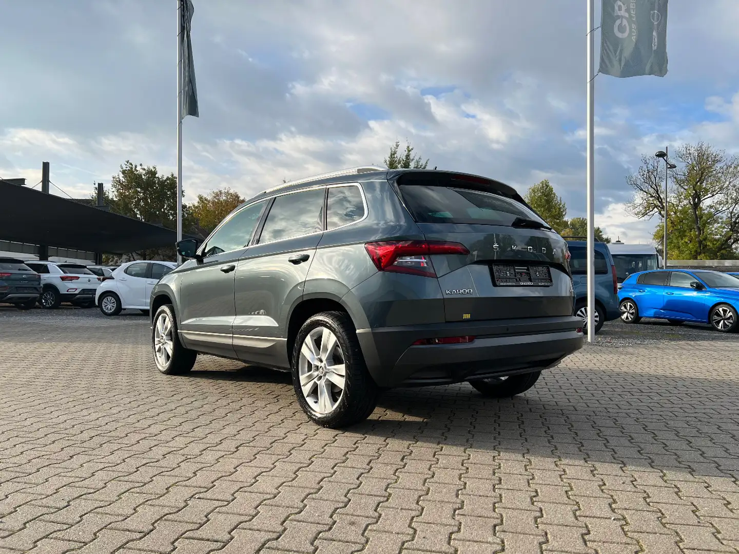 Skoda Karoq 2.0 TDI Style *LED Navi Kamera Sitzh.* Grau - 2
