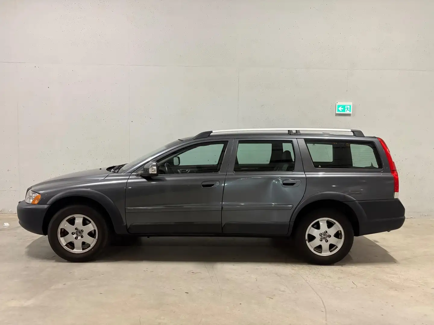 Volvo XC70 2.5 T 4x4 Cross Country Trekhaak Leer Navi Clima C Gris - 2