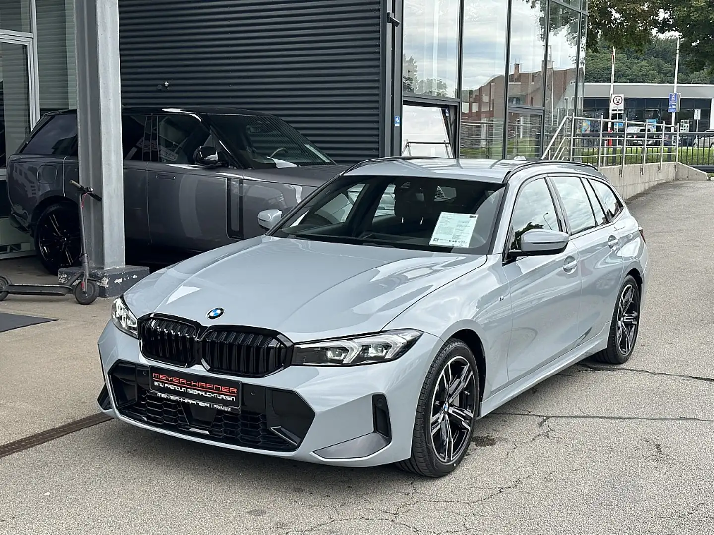 BMW 330 i xDrive Touring M-Paket Aut. Grau - 1