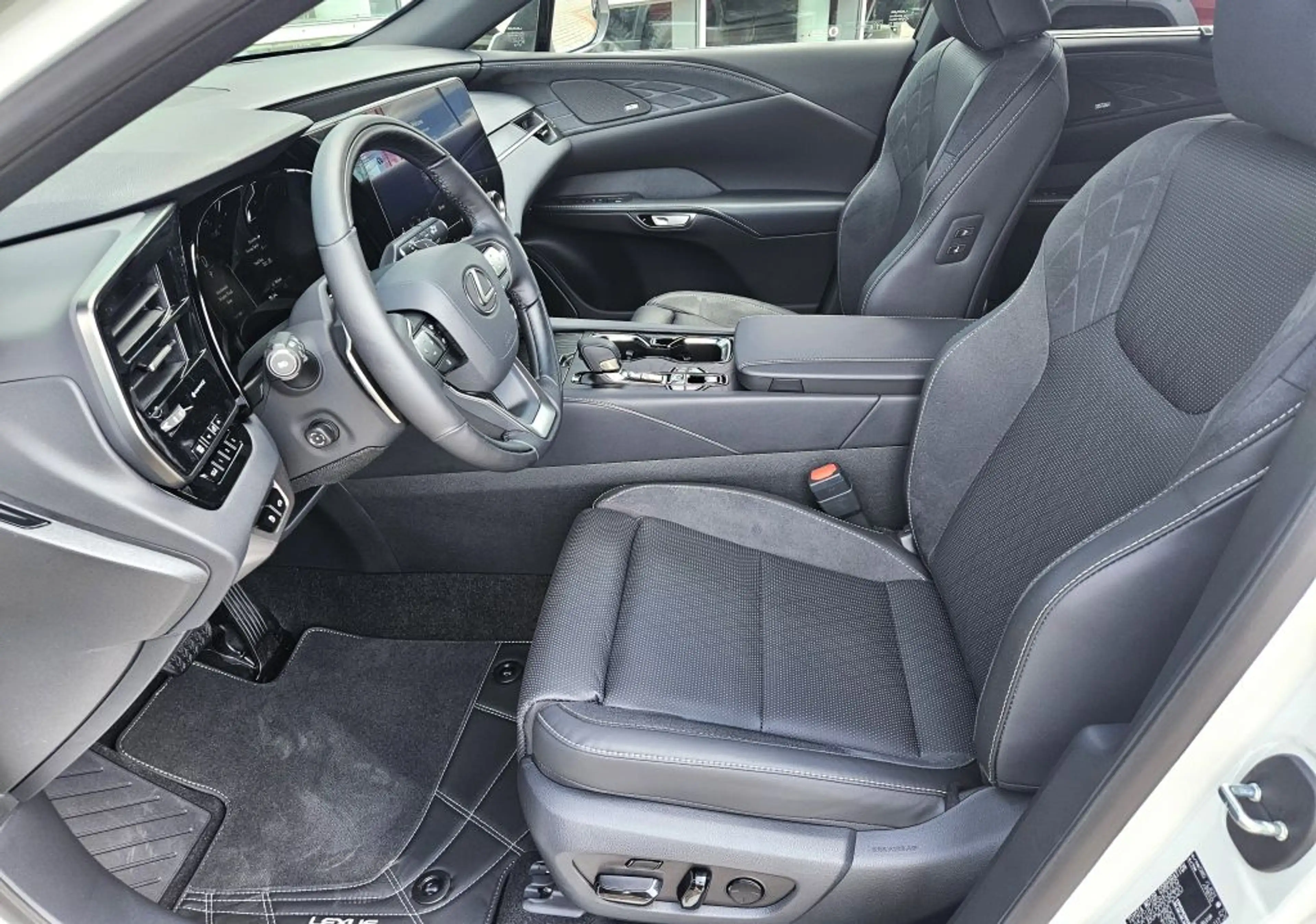 Lexus RX 450h 450h+ (Plug-in-Hybrid) Luxury*Panorama-Glasdach* — photo 6