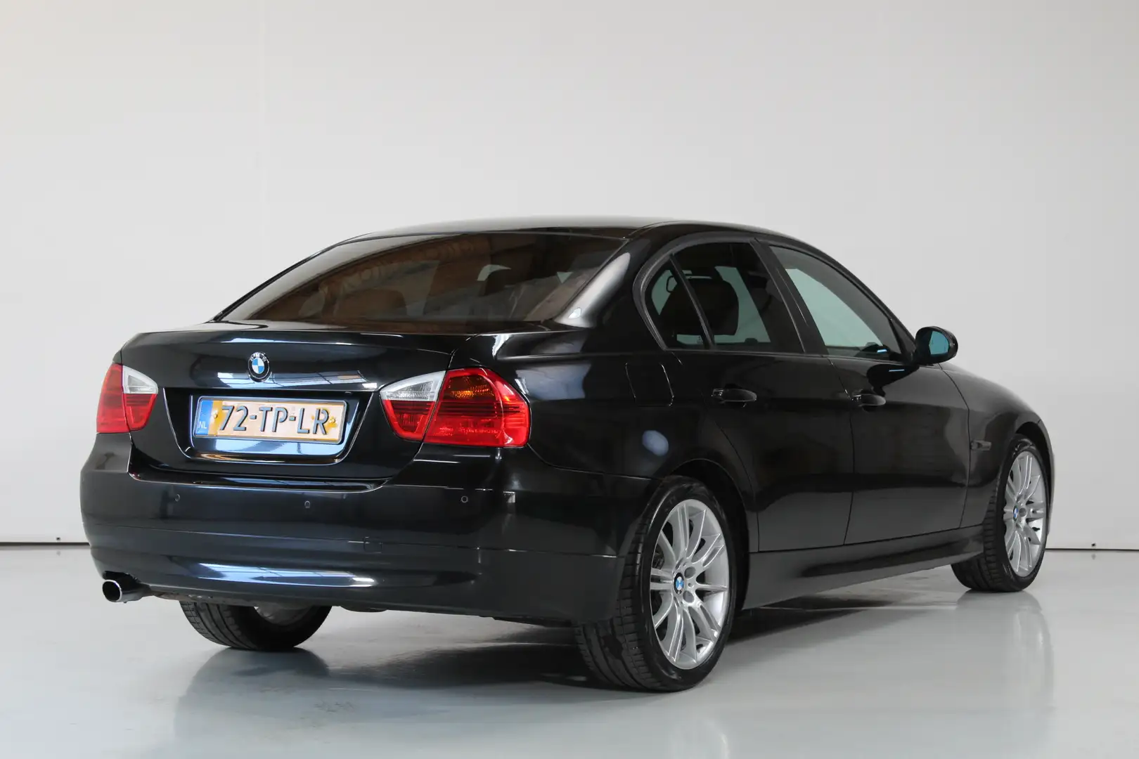 BMW 318 3-serie 318i High Executive Clima | Cruise | Pdc | Zwart - 2