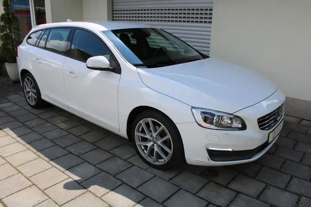 Volvo V60 D3 Kinetic BiXenon Navigation Tempomat PDC ALU AHK