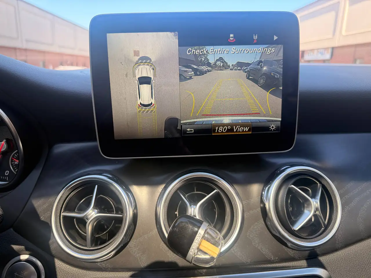Mercedes-Benz GLA снимка Mercedes-Benz GLA