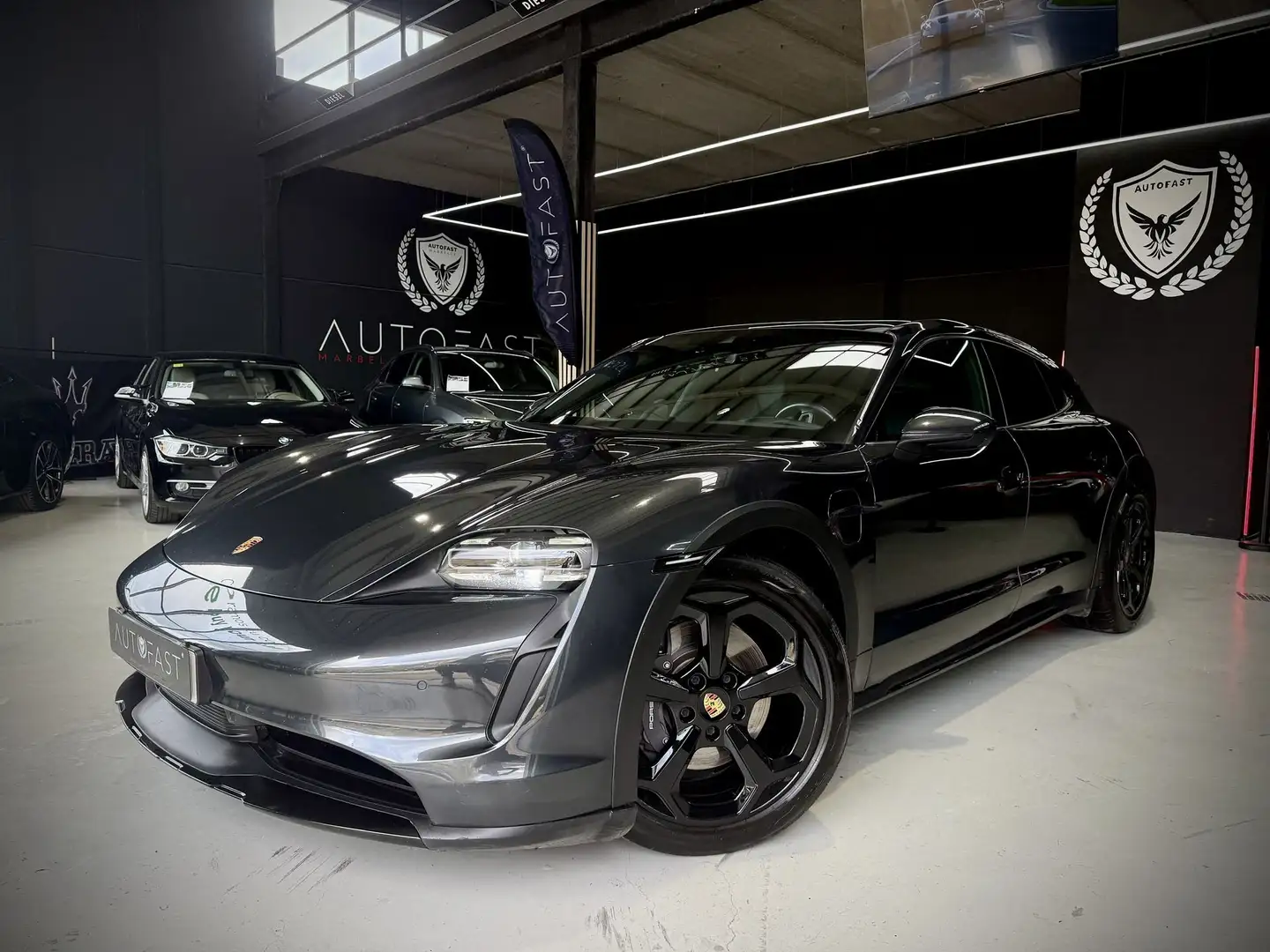 Porsche Taycan 4 Cross Turismo Gris - 1