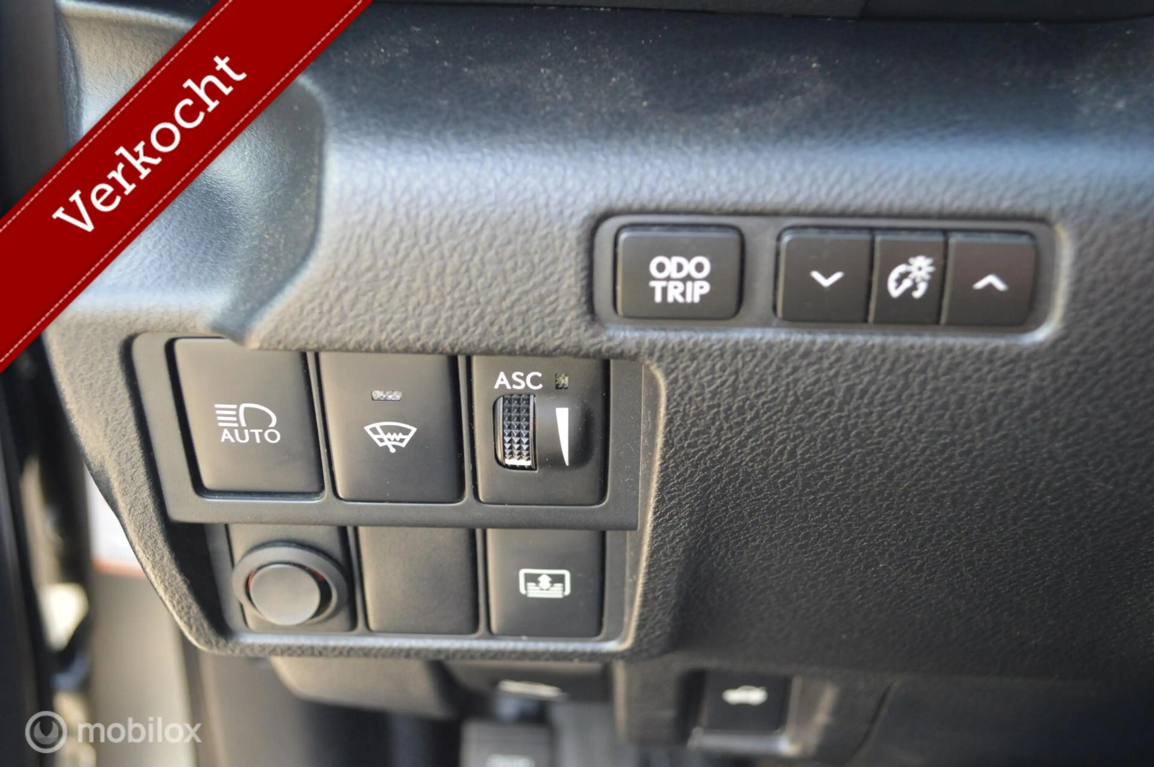 Lexus IS 300 300h First Edition — photo 15