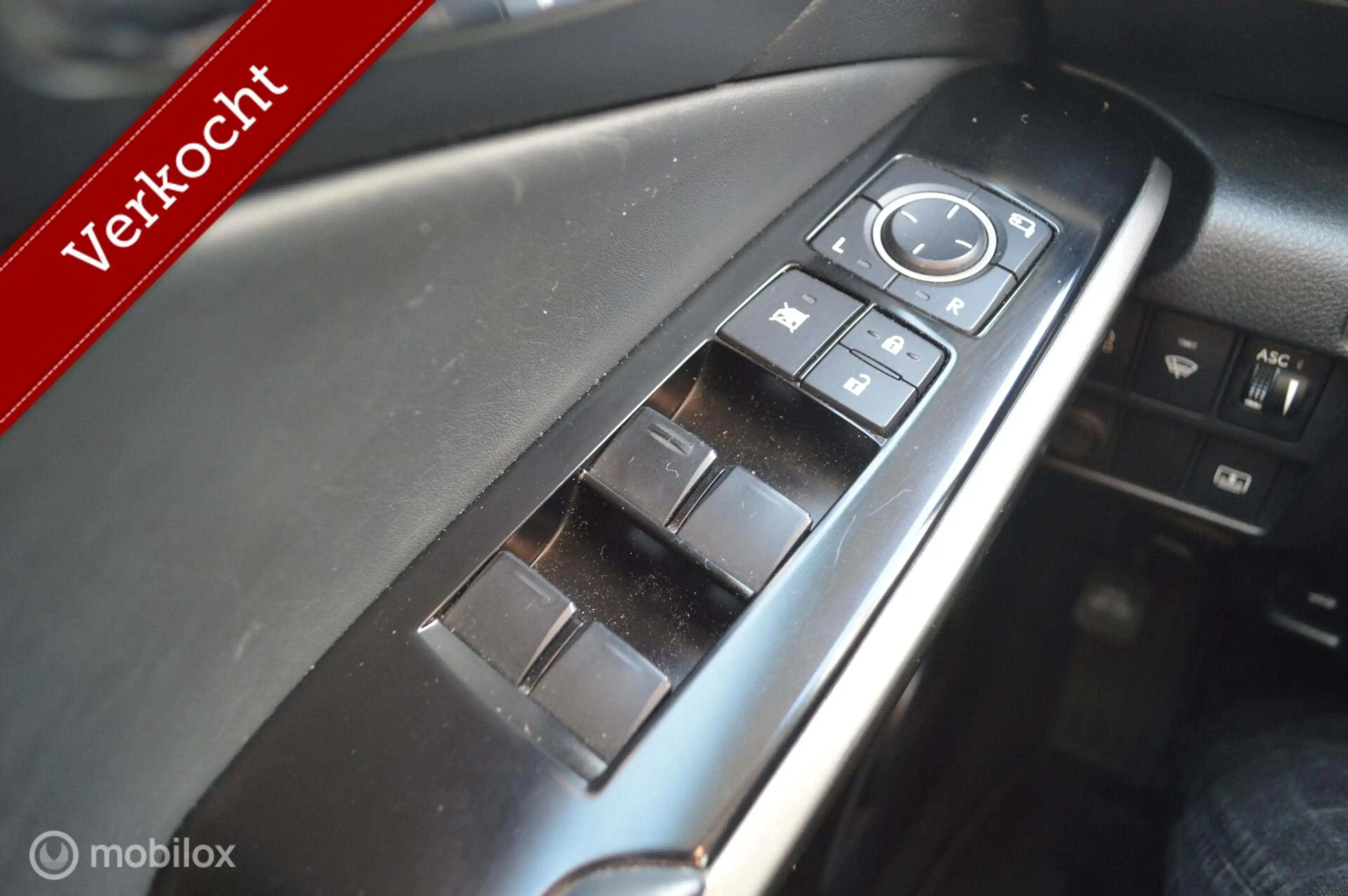 Lexus IS 300 300h First Edition — photo 14