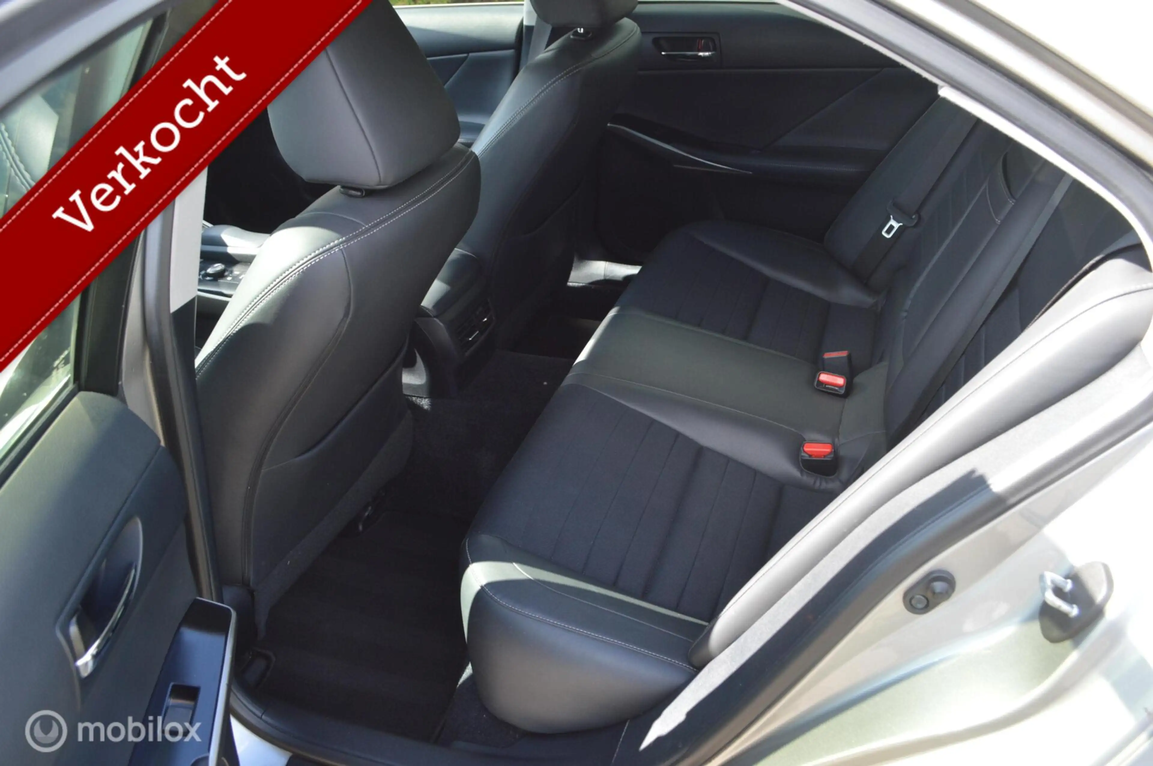 Lexus IS 300 300h First Edition — photo 5