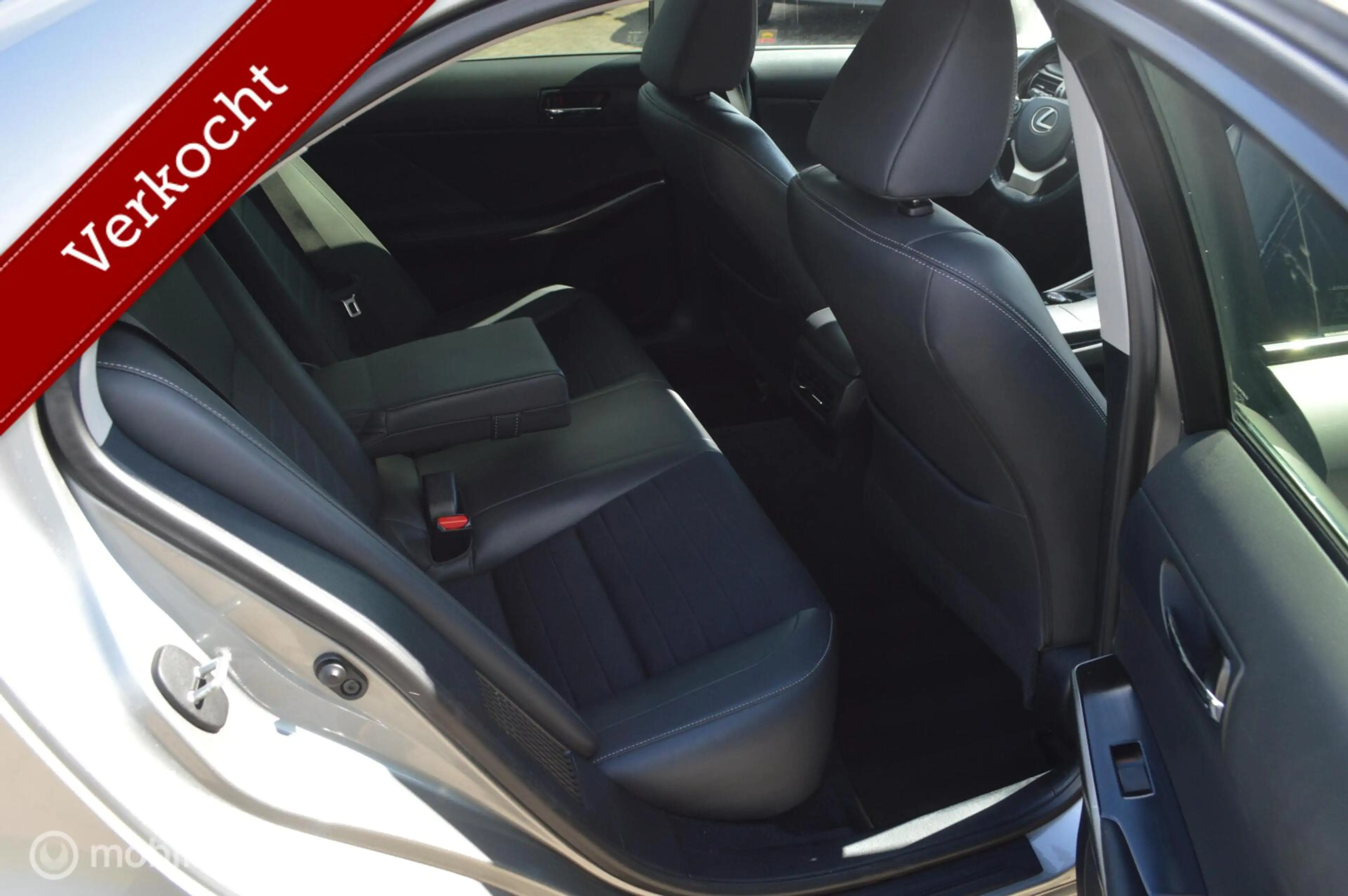 Lexus IS 300 300h First Edition — photo 13