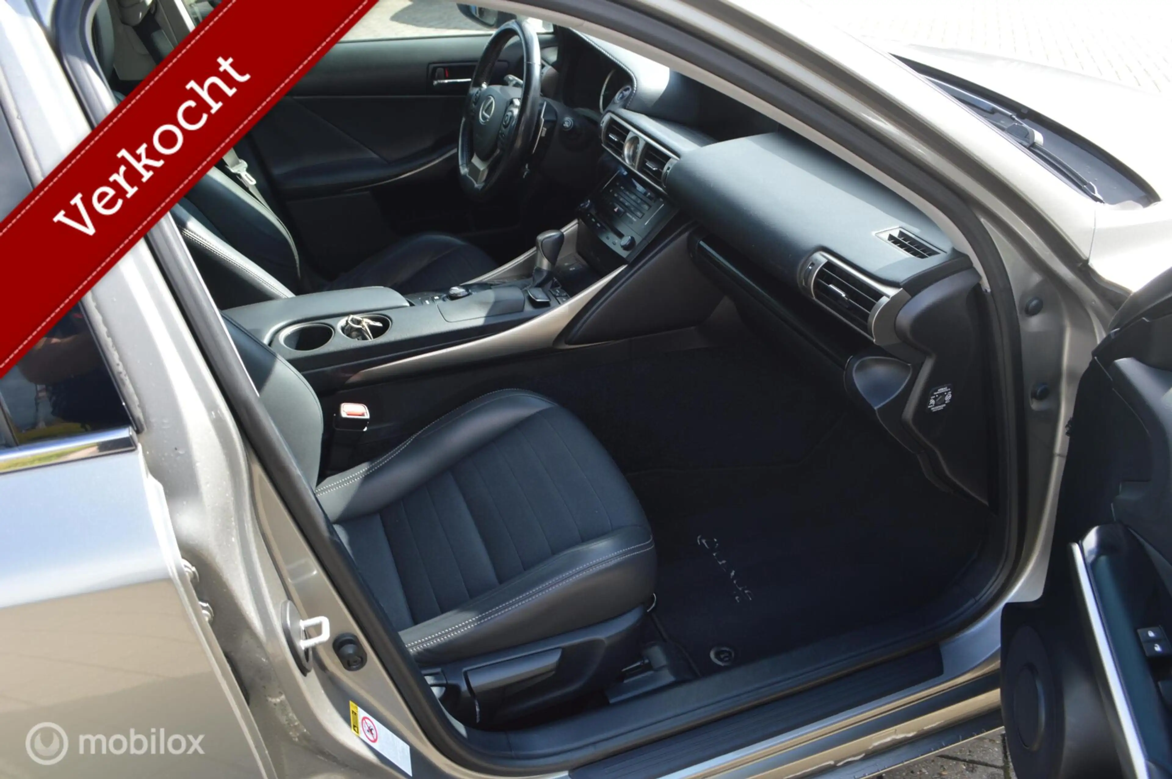 Lexus IS 300 300h First Edition — photo 12