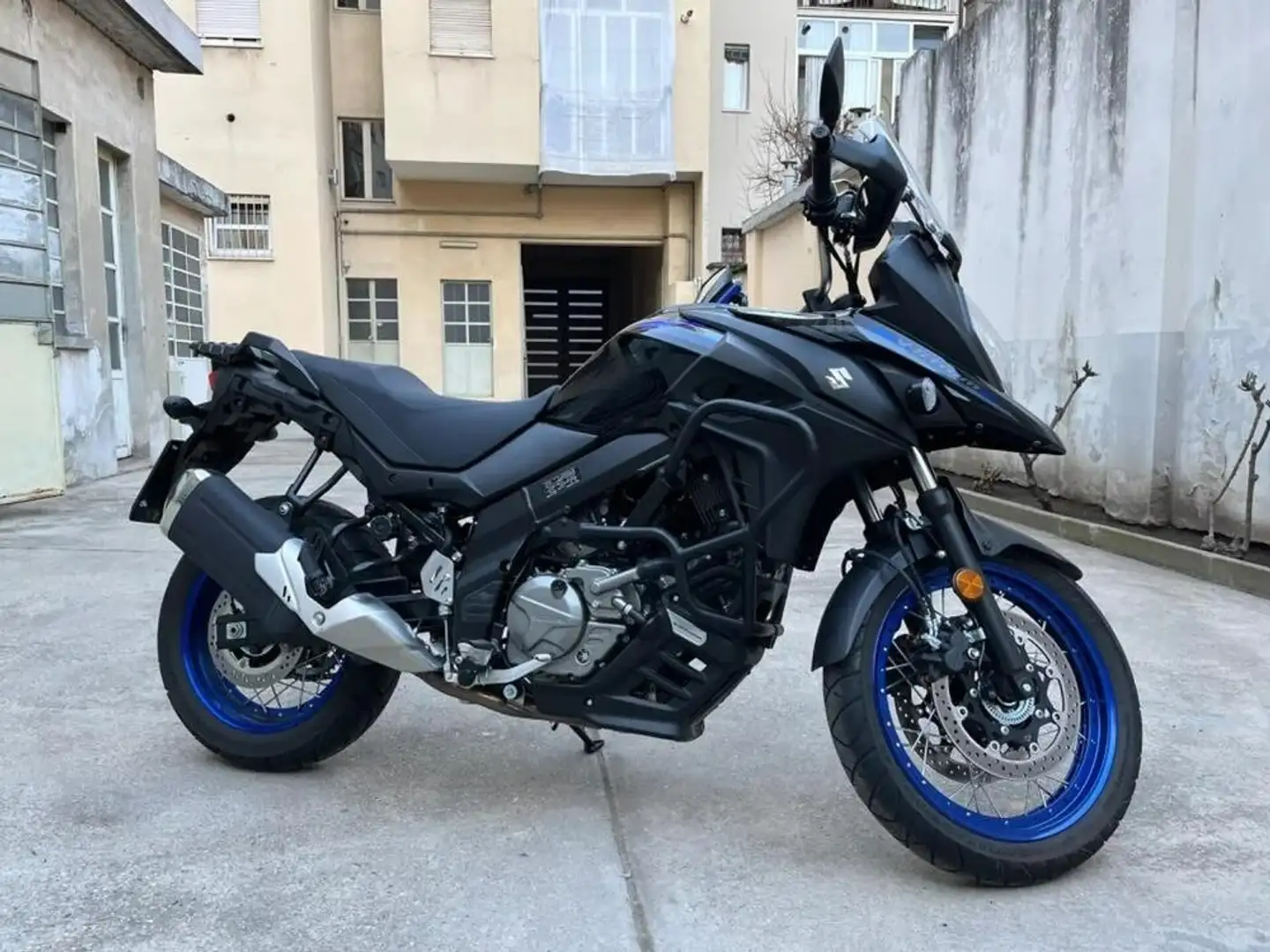 Suzuki V-Strom 650 XT Black - 1