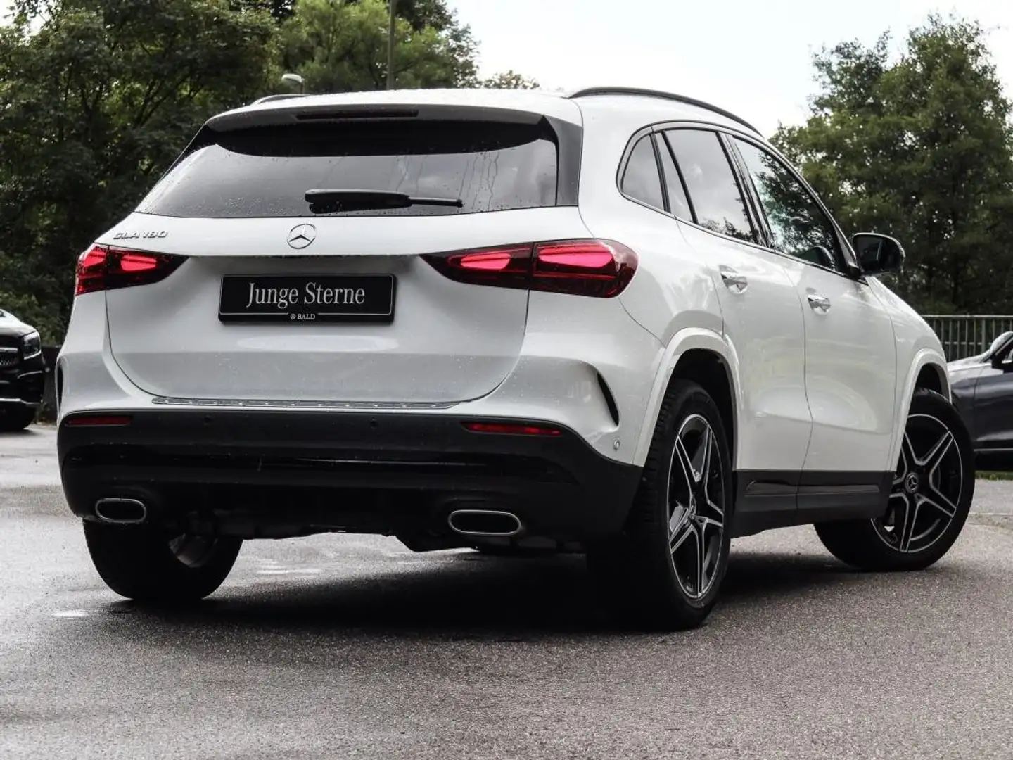 Mercedes-Benz GLA 180 AMG-Sport+Pano+Distr+MLB+Night+Ambiente Weiß - 2