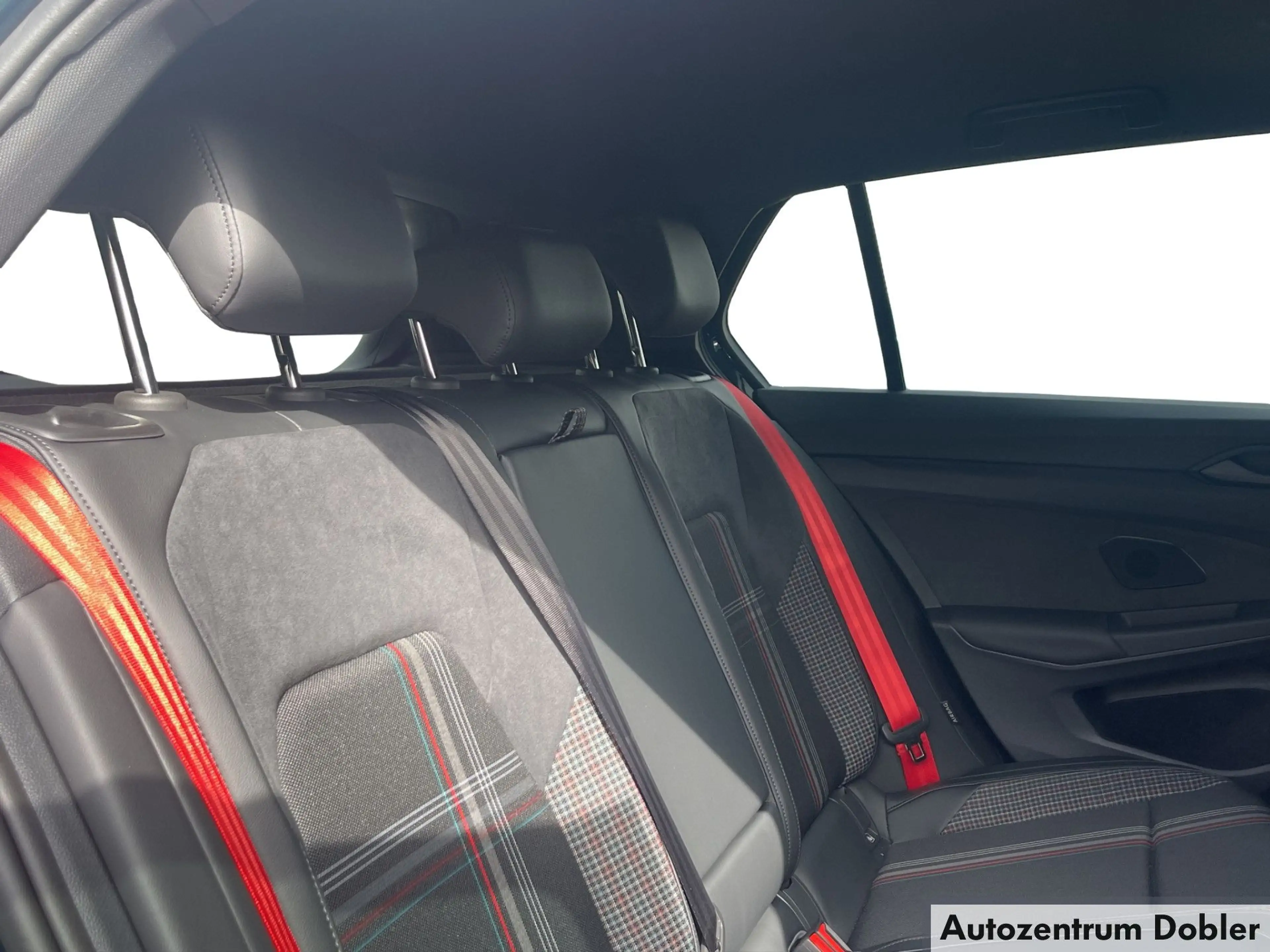 Volkswagen Golf GTI EDITION 50 2.0 l TSI OPF 239 kW (325 PS) — photo 11