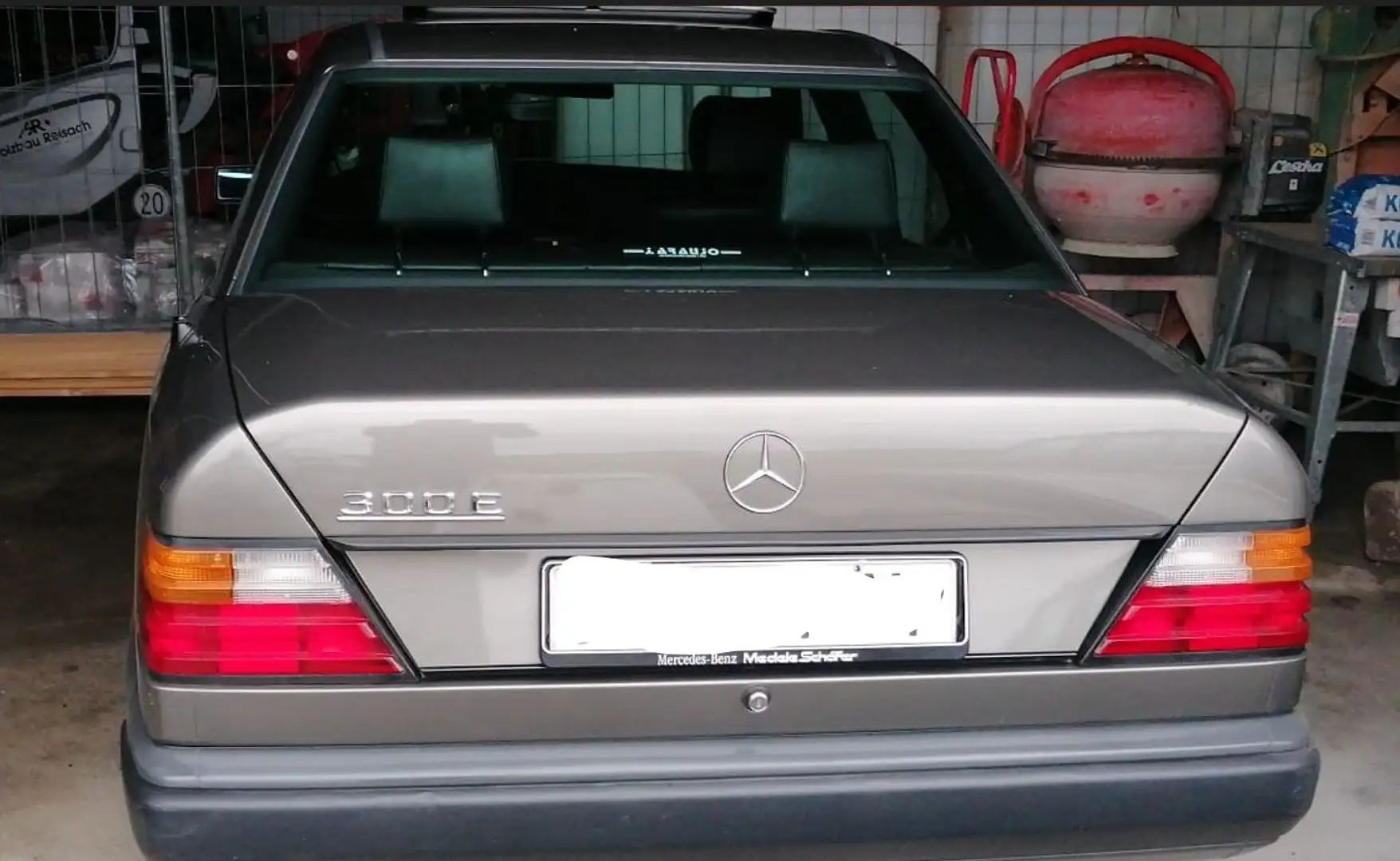 Mercedes-Benz 300 300E siva - 2