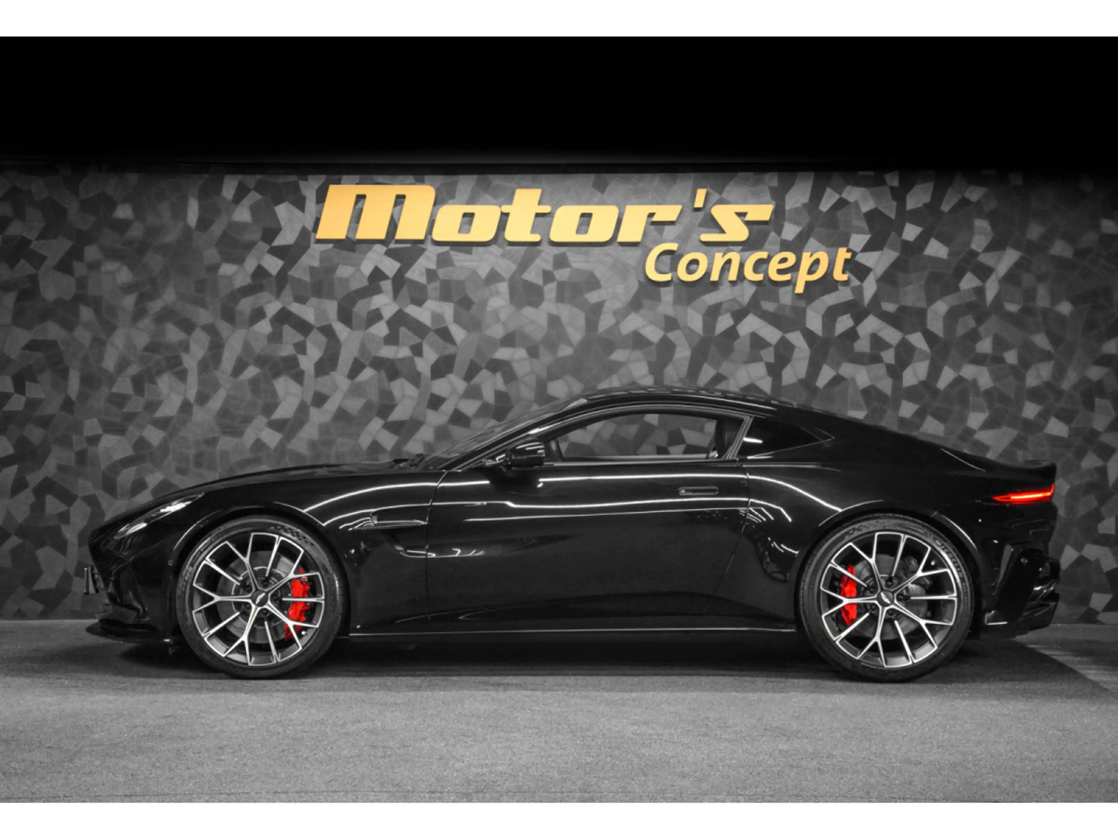 Aston Martin Vantage V8 Coupé — photo 2
