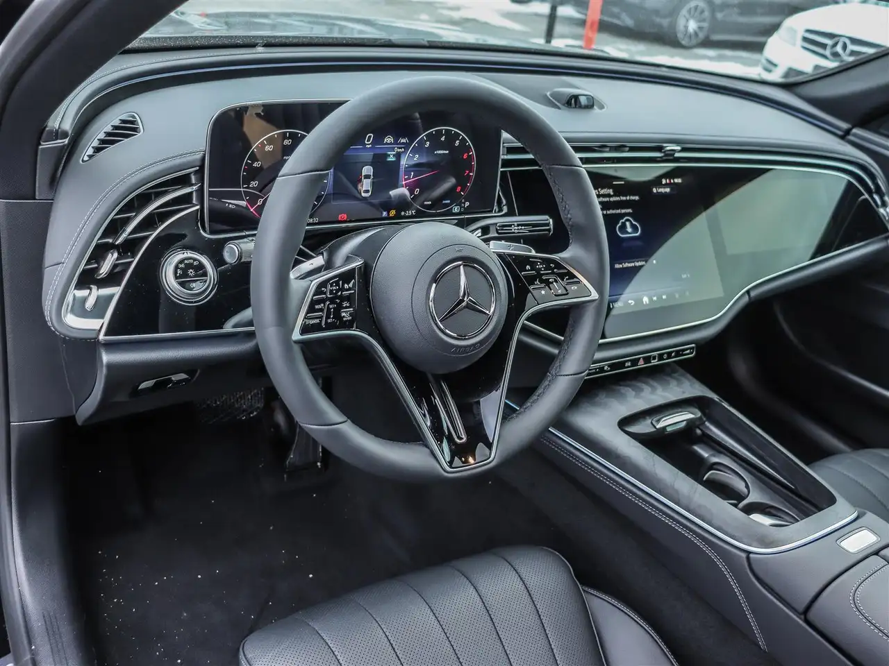Mercedes-Benz E-Class снимка Mercedes-Benz E-Class