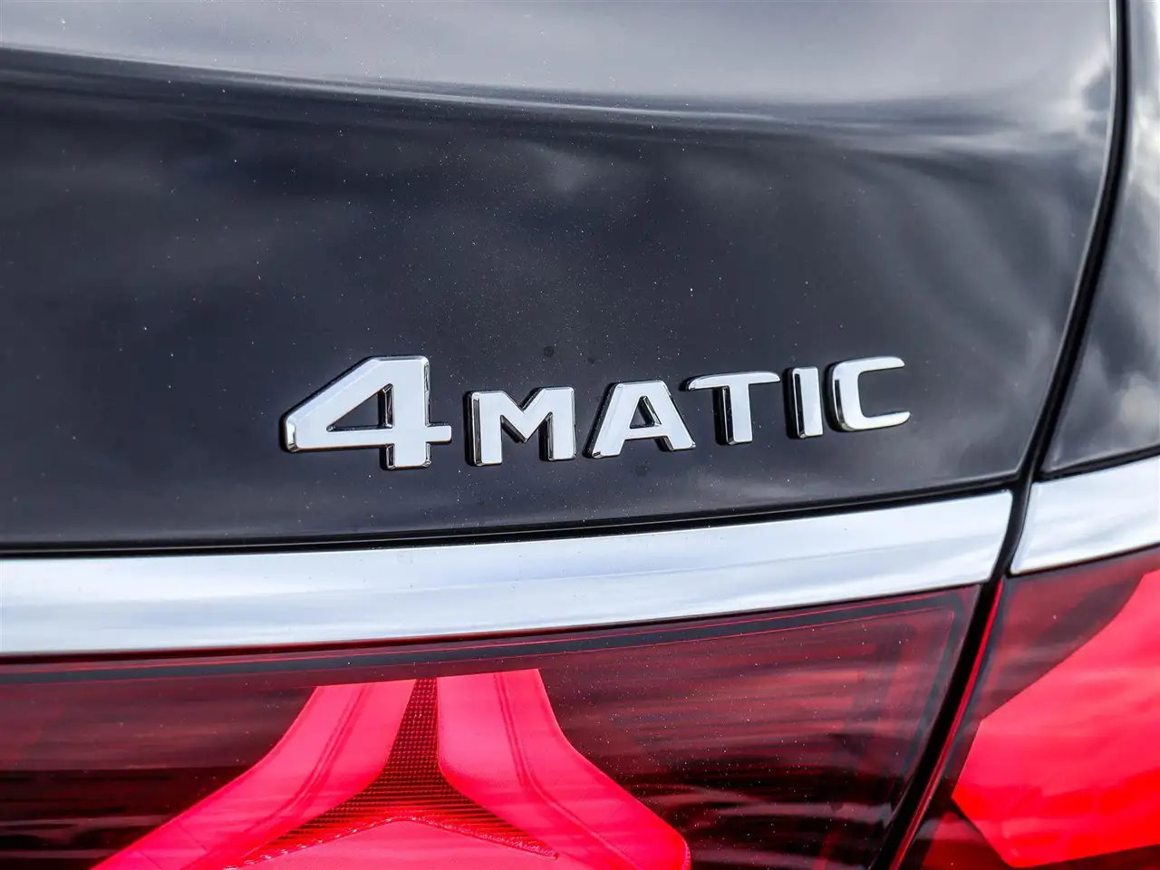 Mercedes-Benz E-Class снимка Mercedes-Benz E-Class