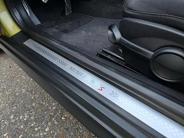 Mini Convertible view 12