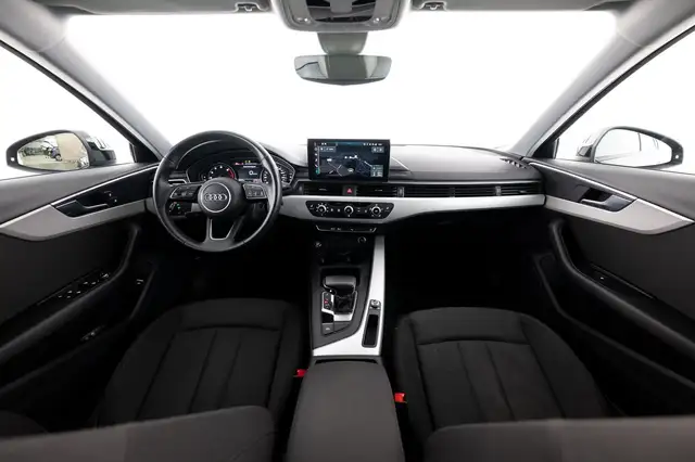 Audi A4 view 4