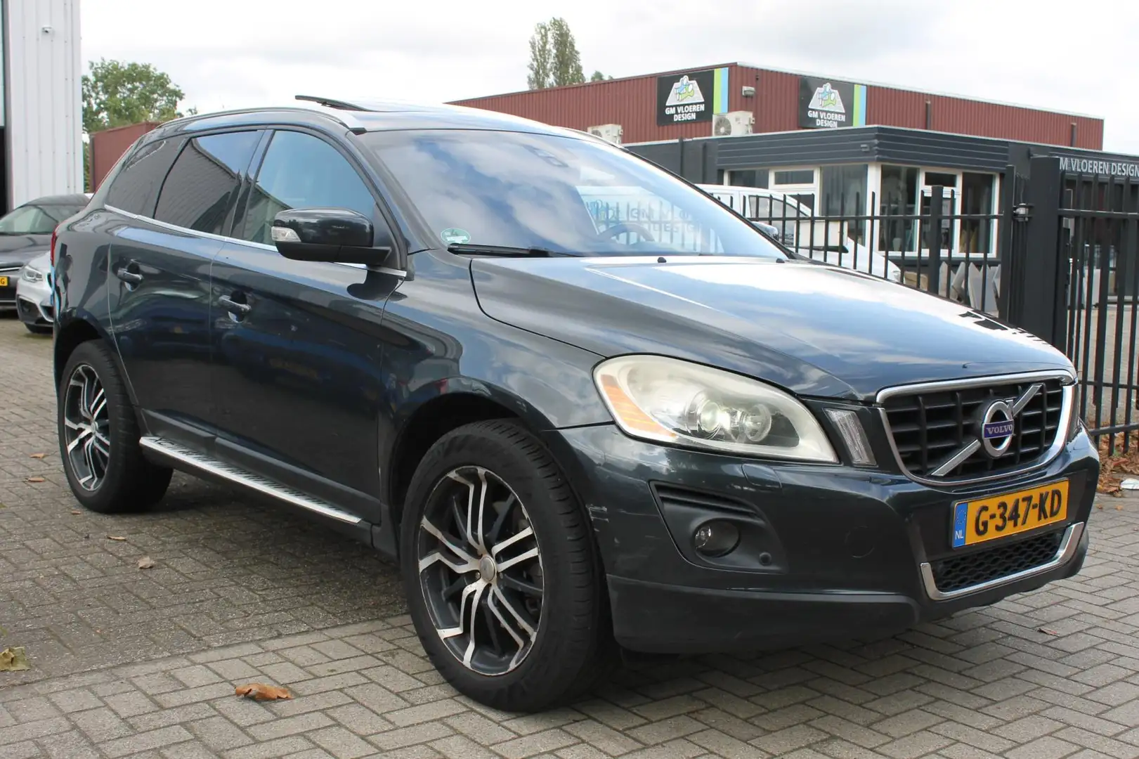 Volvo XC60 2.4 D5 AWD R-Design Pano Trekhaak Clima Leer Navi! Grijs - 2