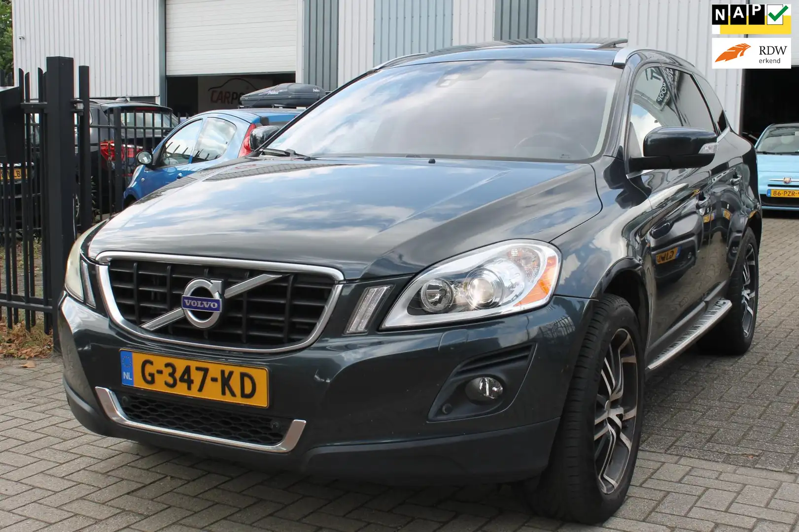 Volvo XC60 2.4 D5 AWD R-Design Pano Trekhaak Clima Leer Navi! Grijs - 1