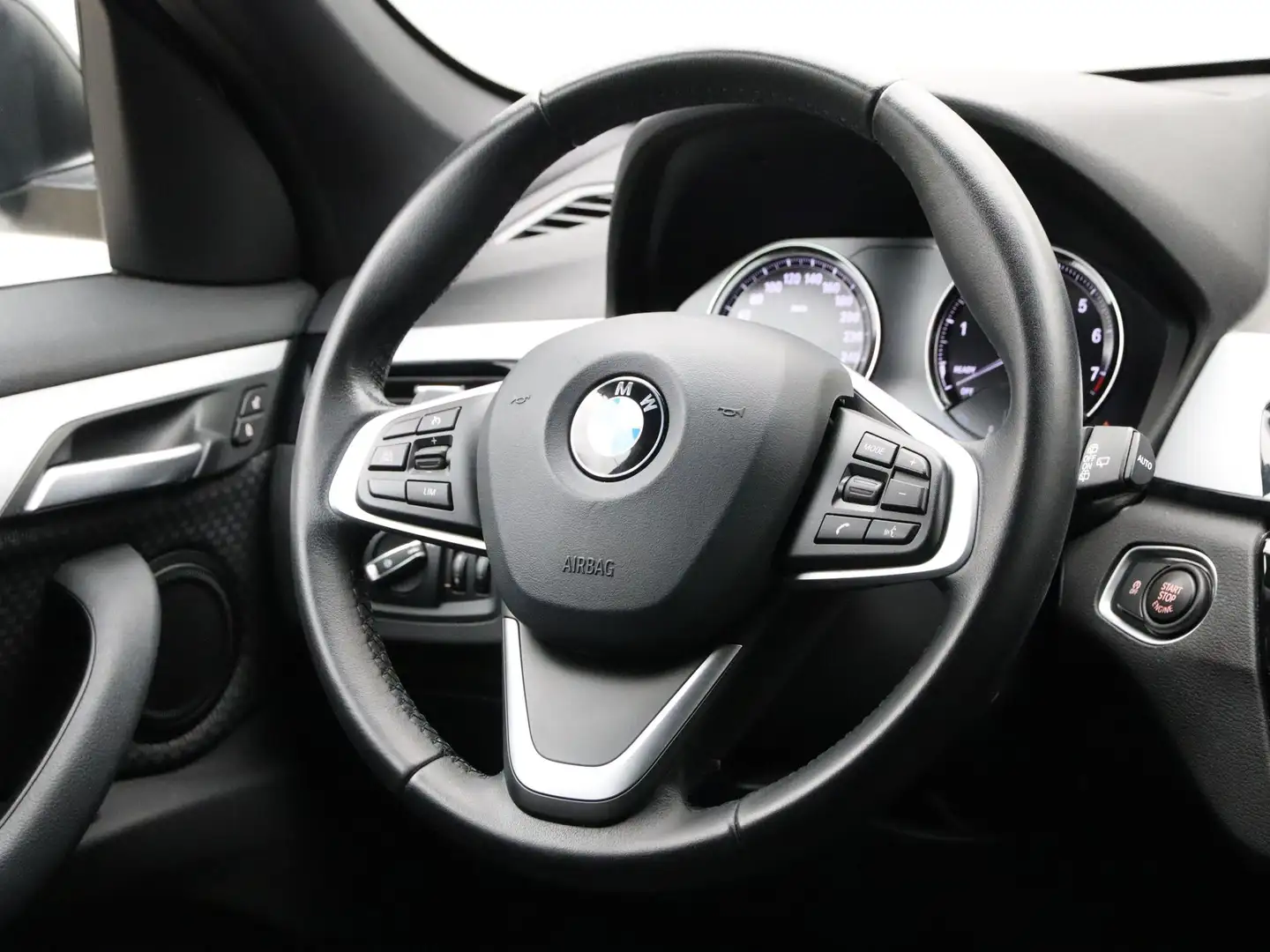 BMW X1 sDrive18i Executive Edition Schwarz - 2