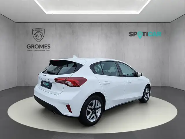 Ford Focus view 3