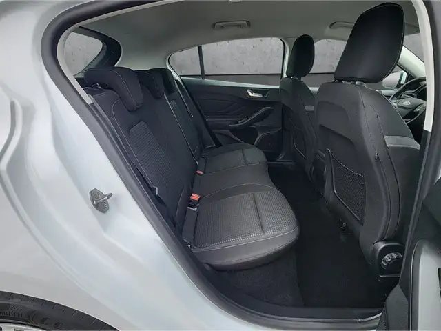 Ford Focus view 14