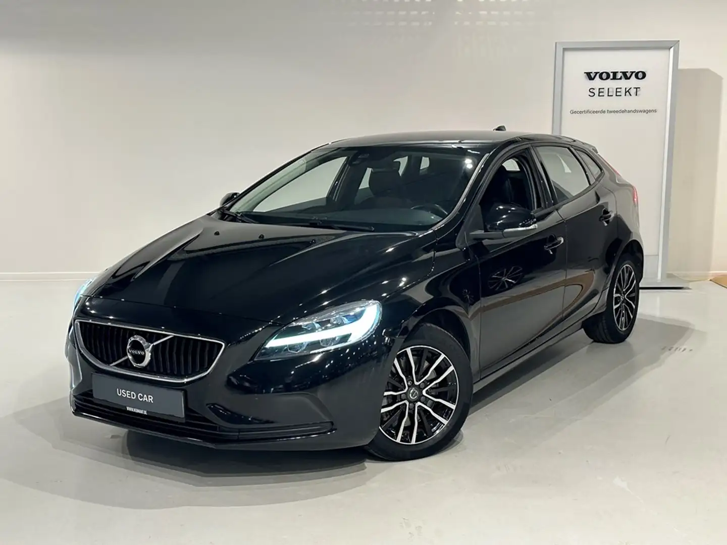 Volvo V40 T2 Black Edition Automaat Zwart - 1