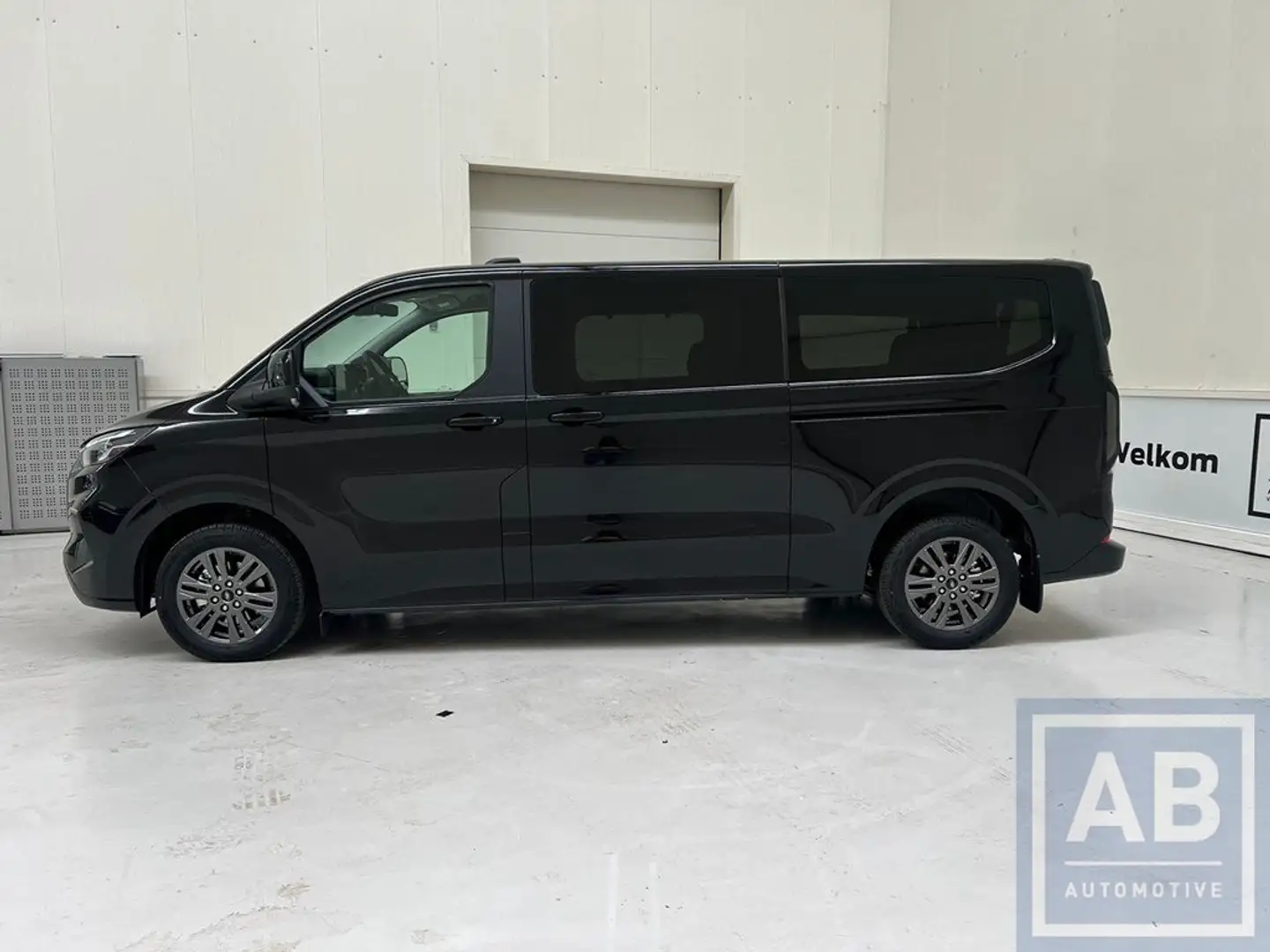 Ford Tourneo Custom * Titanium / 9 PL / New / L2 / Fleet 44500 € + Zwart - 2