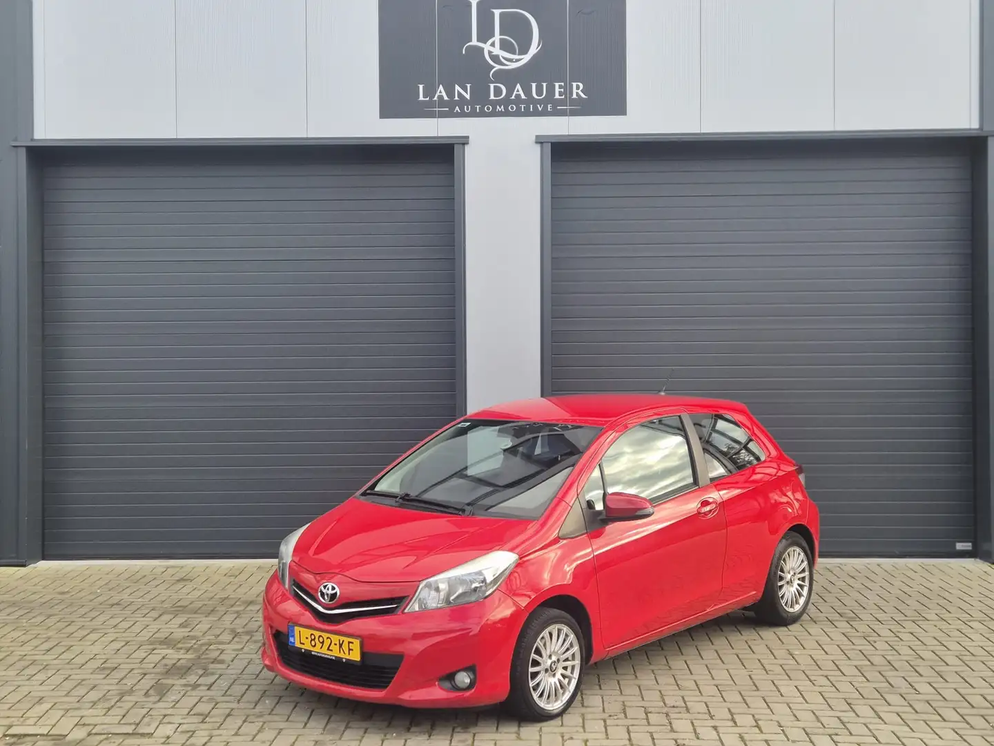 Toyota Yaris 1.0 VVT-i Comfort / Airco / Navi / ACTIE Rood - 1