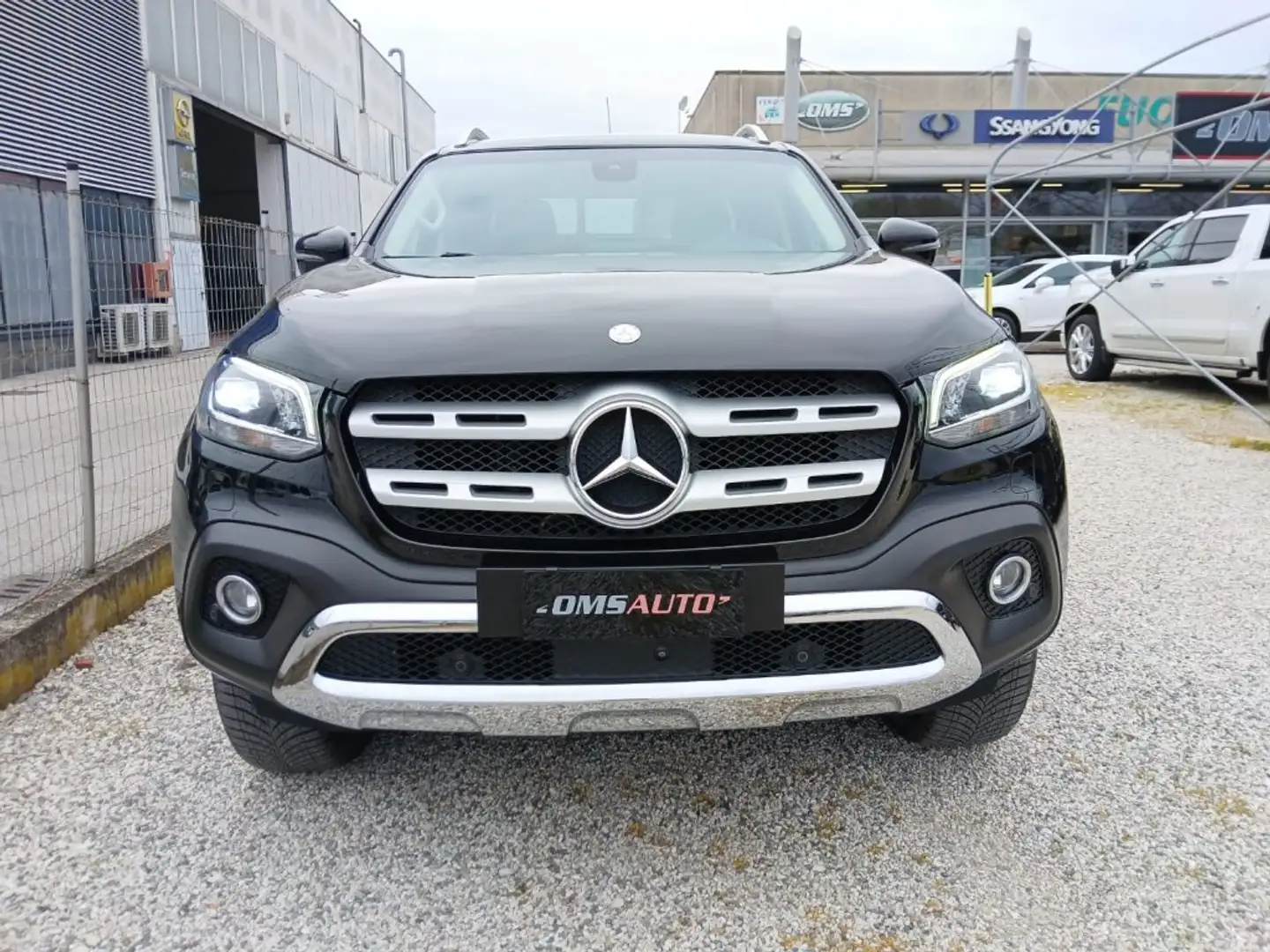 Mercedes-Benz X 250 d 4Matic Power Business N1 Schwarz - 2