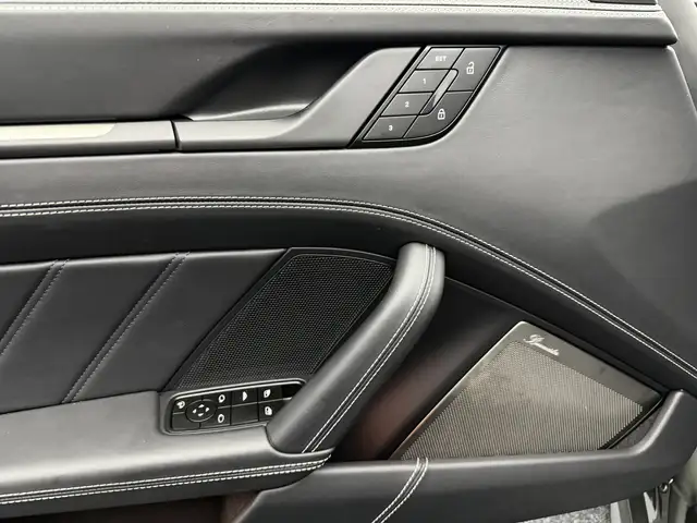 Porsche 911 view 12