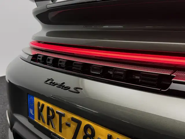 Porsche 911 view 8
