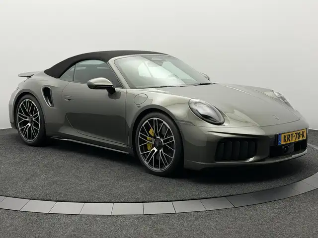 Porsche 911 view 3