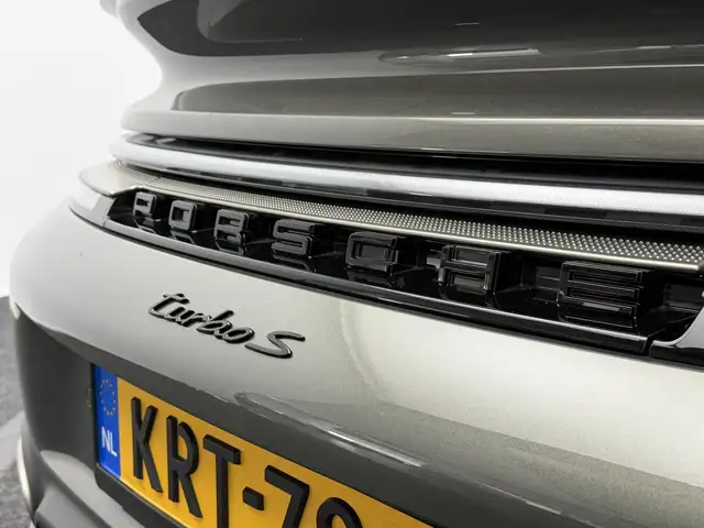 Porsche 911 view 7