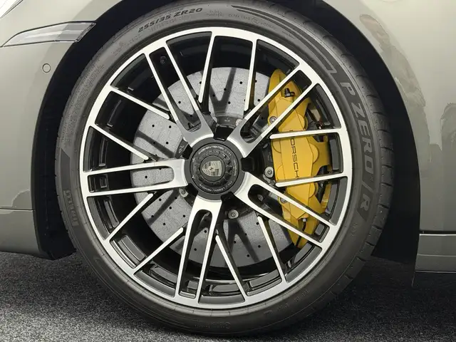Porsche 911 view 4